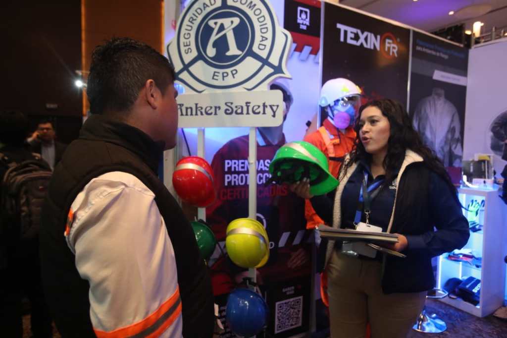 Empresas colocaron stands para exhibir sus productos o servicios durante el Congreso Industrial.