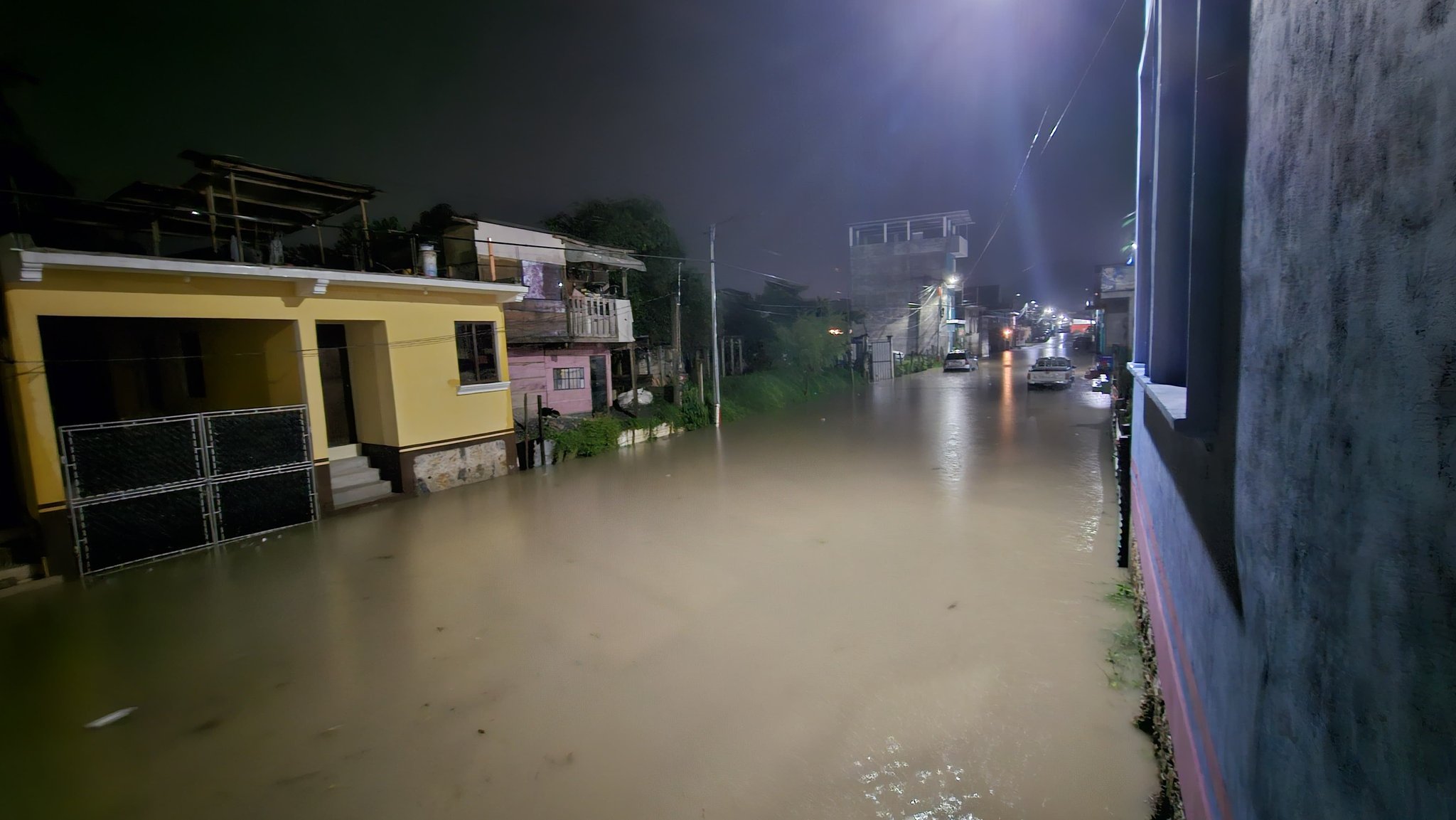 Por los vientos fuertes y lluvias registradas en las últimas horas se reporta inundaciones, deslizamiento de tierra, caída de árboles y techos de viviendas dañados en Alta Verapaz, Suchitepéquez, Chimaltenango, Sacatepéquez y Quiché. (Foto Prensa Libre: Conred). 