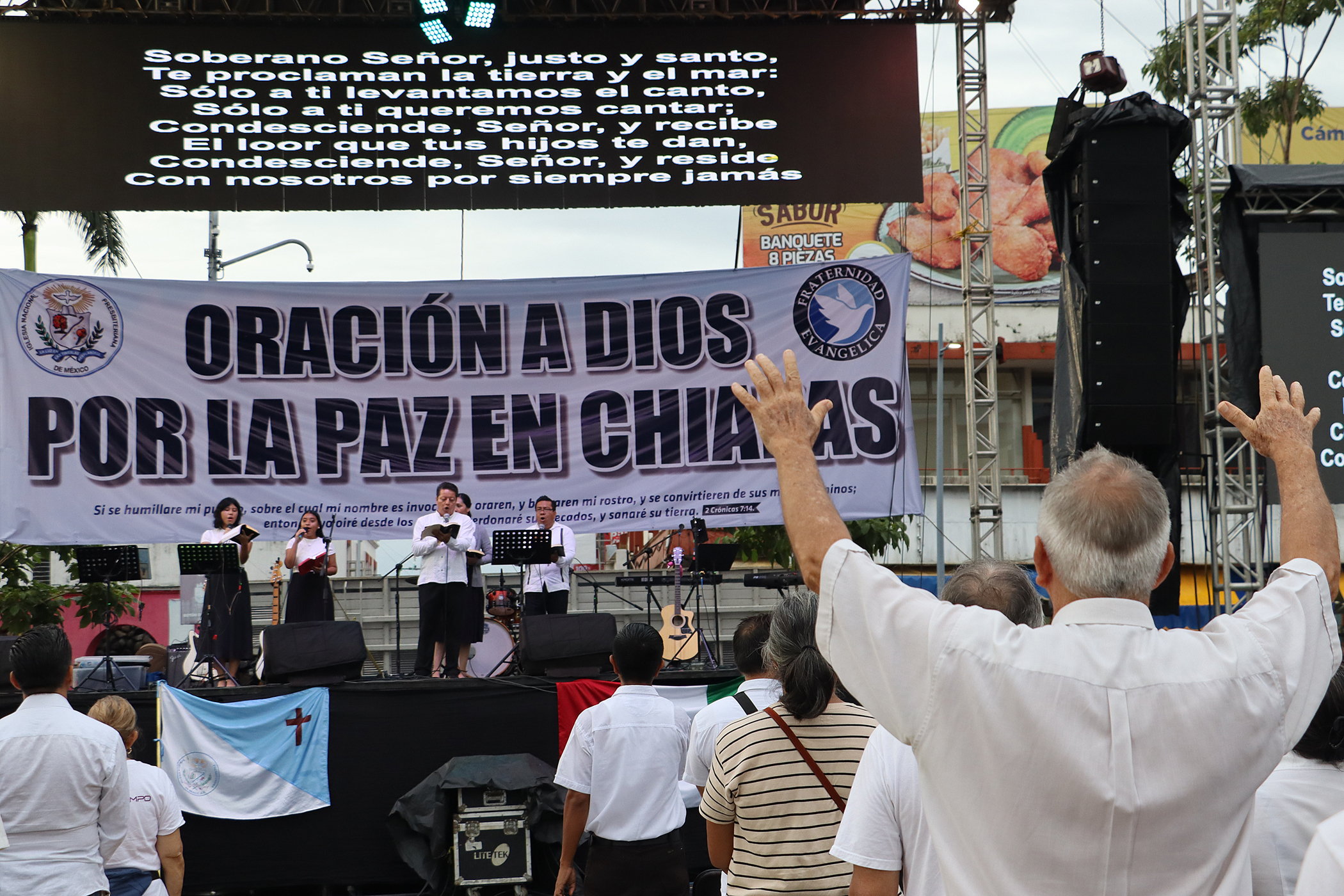 MEX9385. TAPACHULA (MÉXICO), 21/09/2024.- Creyentes participan en una ceremonia religiosa este sábado, en la ciudad de Tapachula, en el estado de Chiapas (México). El consejo de iglesias evangélicas de Chiapas, convocó a los 122 municipios del sureño estado para unirse en un clamor a favor de la paz y la seguridad en límite fronterizo de México con Guatemala, donde también hay disputa entre grupos del crimen organizado. EFE/ Juan Manuel Blanco