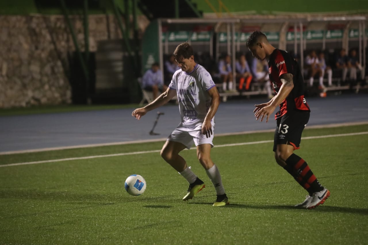 Diego Casas de Comunicaciones se enfrenta a Alexis Gamboa de Alajuelense.