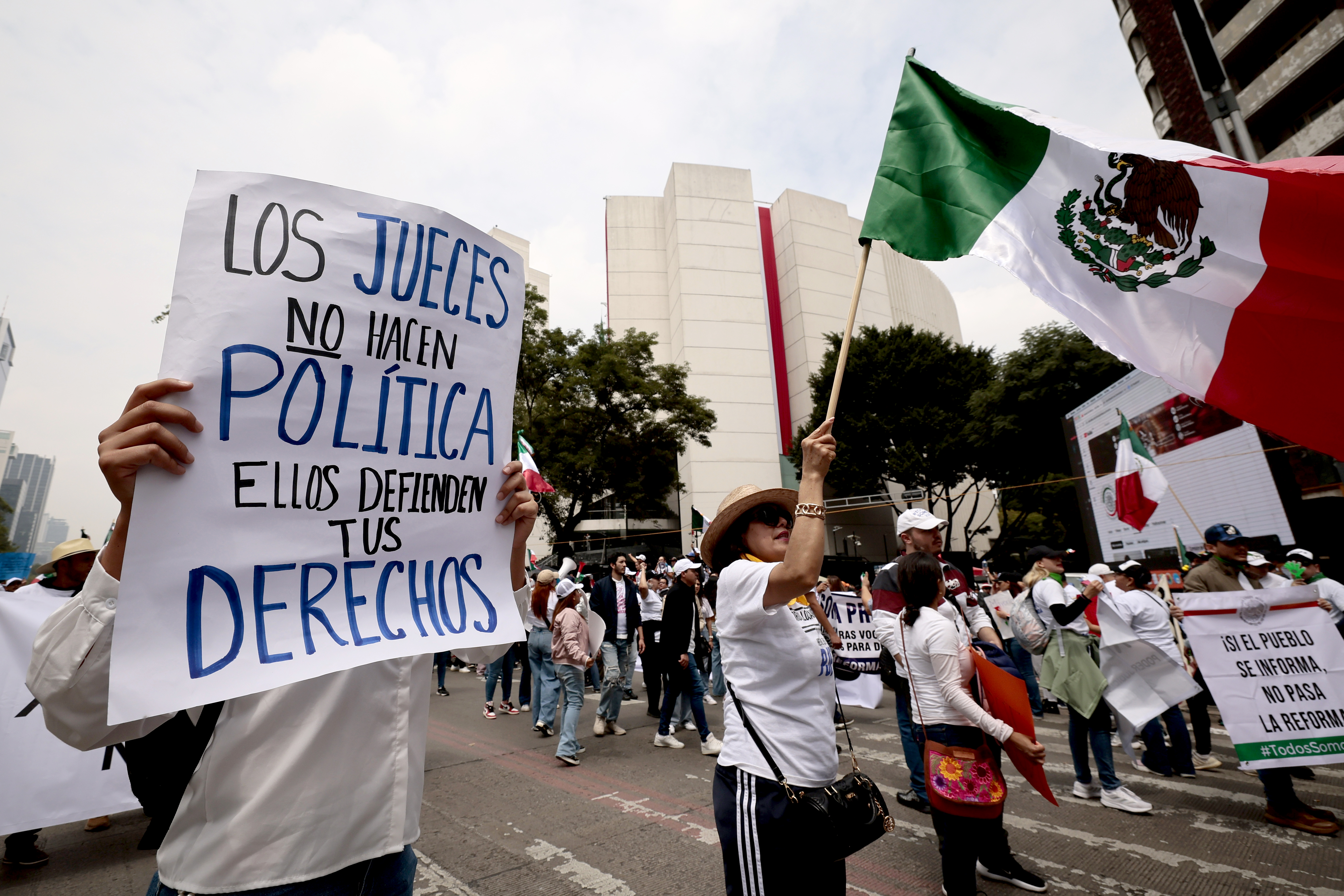 Sectores manifestaron contra la aprobación de la reforma judicial en México. (Foto Prensa Libre: EFE/José Méndez)