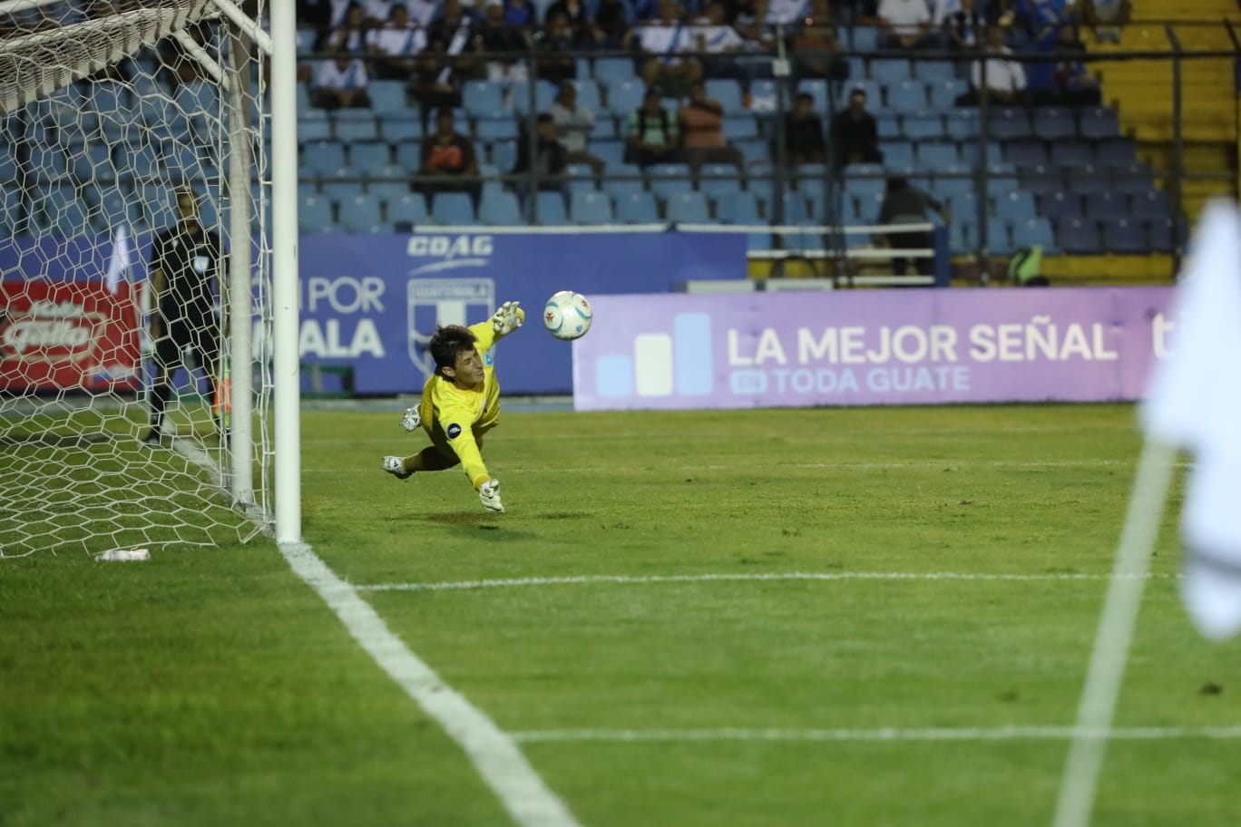 El portero Nicholas Hagen salvó a la Selección de Guatemala.