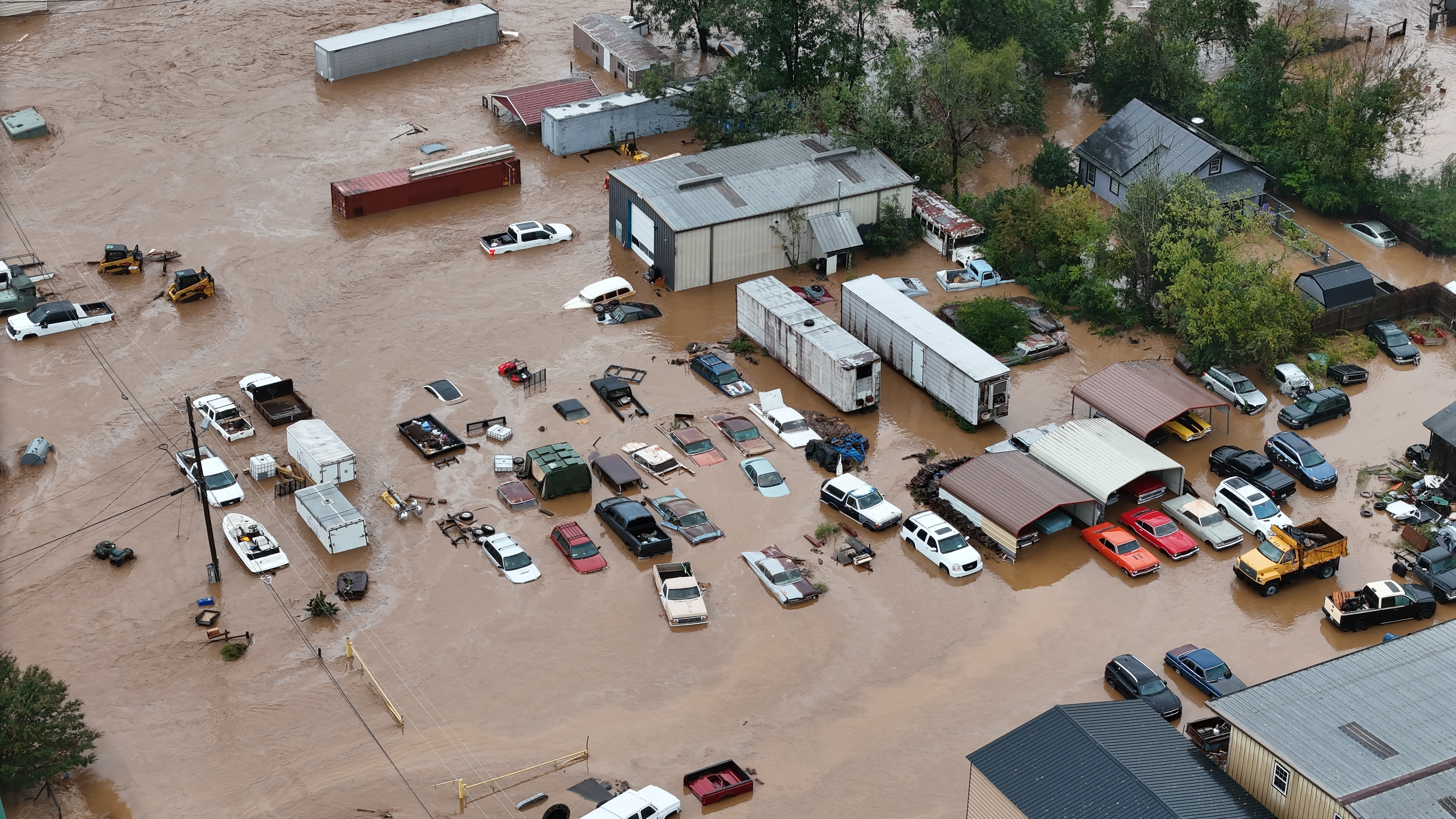 Asheville (United States), 28/09/2024.- Flooding caused by the storm that started as Hurricane Helene covering streets in Asheville, North Carolina, USA, 27 September 2024 (issued 29 September 2024). Many parts of the southeastern portion of the United States, including western North Carolina and Tennessee, have been affected by the heavy rains and wind brought by the storm, which has killed at least 64 people. (tormenta, Estados Unidos) EFE/EPA/BILLY BOWLING