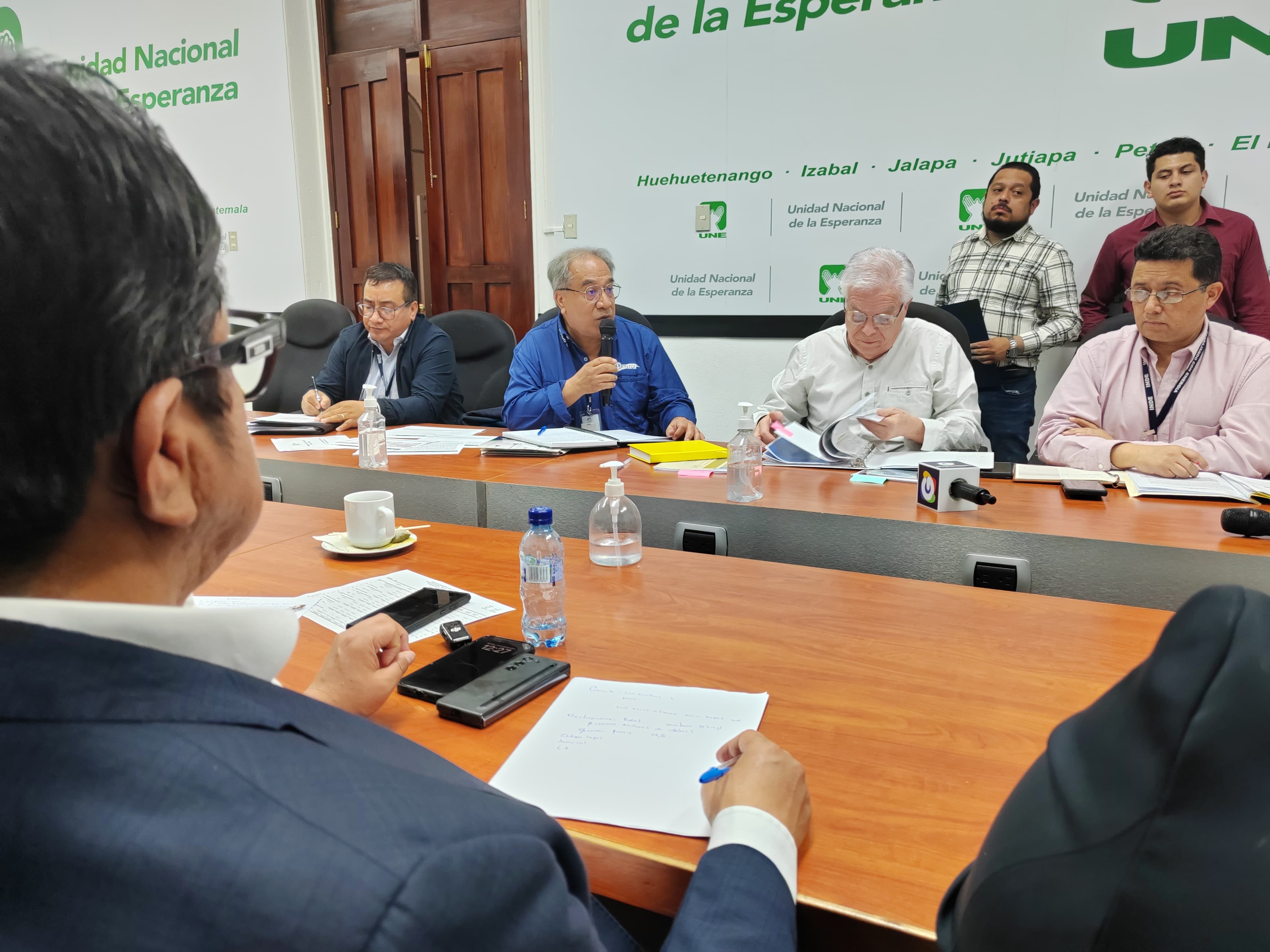 El gerente de Electrificación Rural y Obras del Inde, Luis Pérez Álvarez, y el gerente general, Luis Adolfo Martínez Díaz, (segundo y tercero de izquierda a derecha respectivamente) acudieron a la citación de la Une en el Congreso. (Foto, Prensa Libre: Carlos Ochoa).