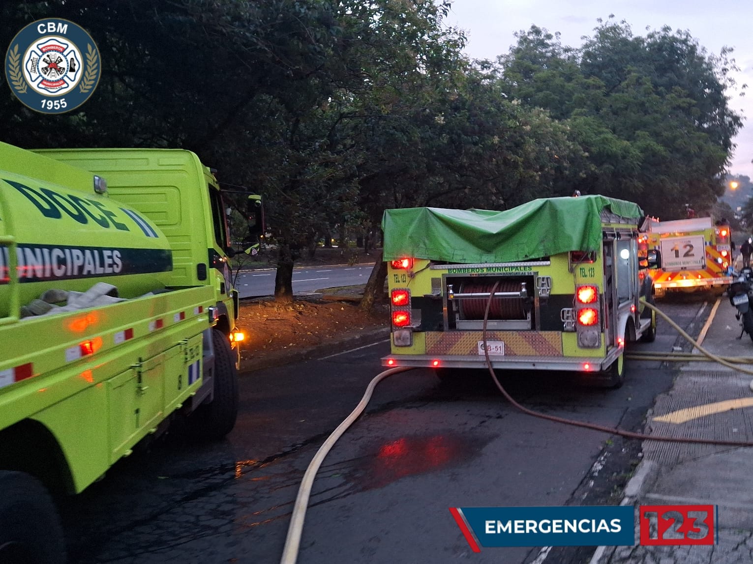 Socorristas combaten un incendio en un restaurante ubicado en el bulevar Vista Hermosa este 19 de septiembre.