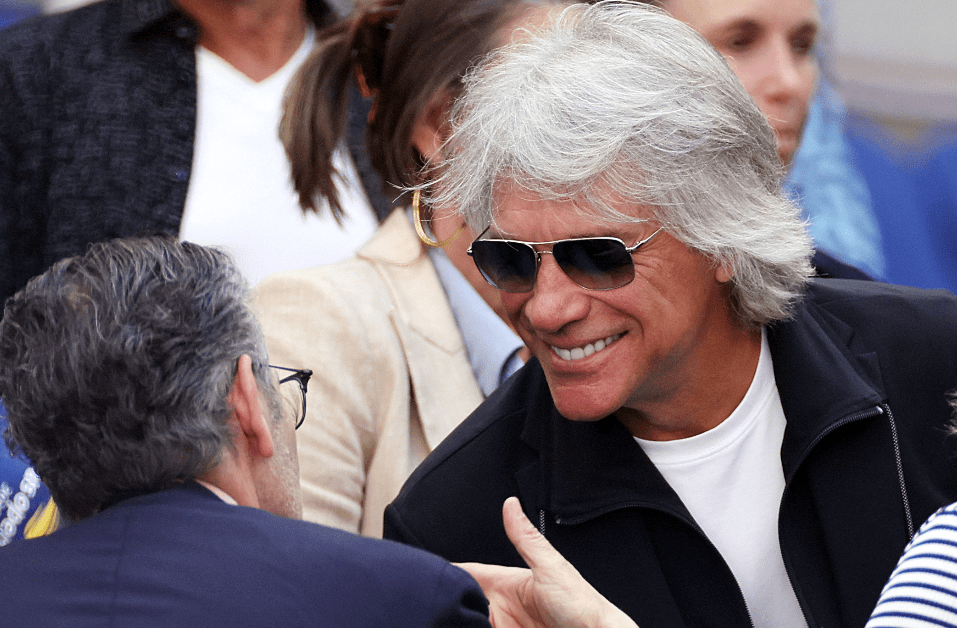 El cantante Jon Bon Jovi asiste al partido final masculino de individuales entre Jannik Sinner de Italia y Taylor Fritz de los Estados Unidos. (Foto Prensa Libre: Sarah Stier / GETTY IMAGES NORTEAMÉRICA / Getty Images vía AFP)