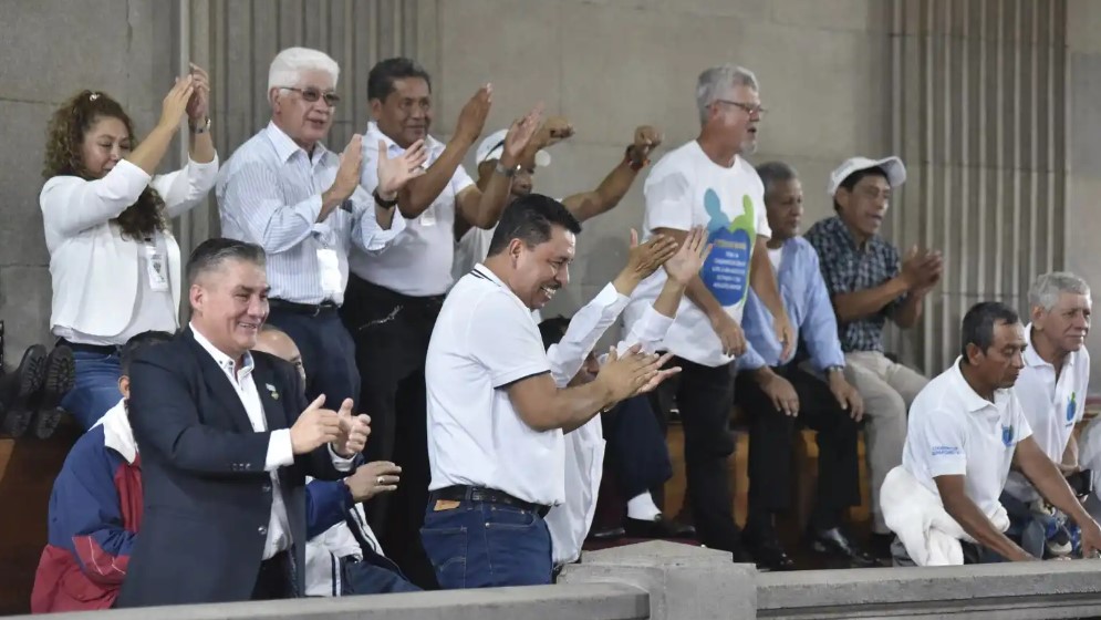 Jubilados del Estado que serán beneficiados desde el palco del Congreso aplauden aprobación del Decreto 18-2024 (Foto: Prensa Libre: Congreso de la República).
