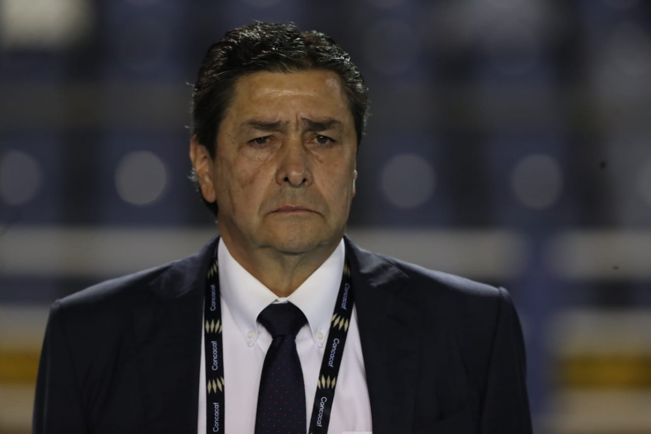 El técnico de Guatemala Luis Fernando Tena durante el partido contra Martinica.