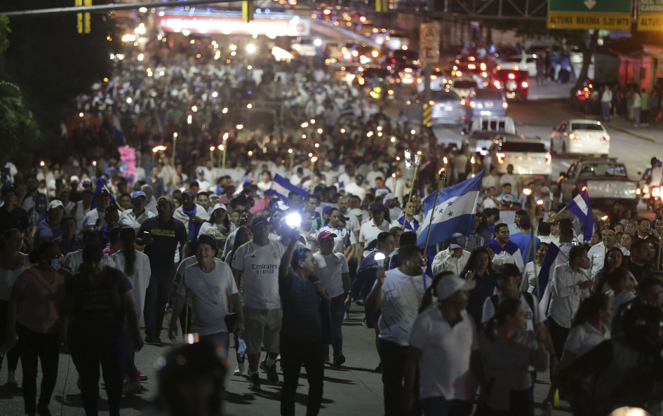 Manifestantes participan en una protesta contra el Gobierno de la presidenta de Honduras, Xiomara Castro, en Tegucigalpa. (Foto Prensa Libre: EFE/ STR)