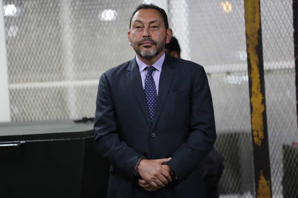 Mauricio López Bonilla llega a la Torre de Tribunales, durante una de las audiencias en el caso Blindados. (Foto Prensa Libre: Hemeroteca PL)