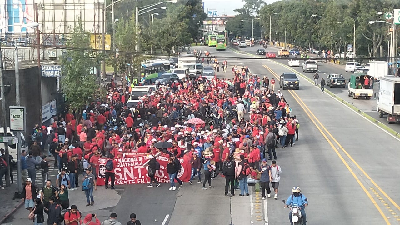 Un grupo de salubristas manifiesta en la avenida Bolívar hacia el Centro Histórico. (Foto Prensa Libre: PMT Guatemala)