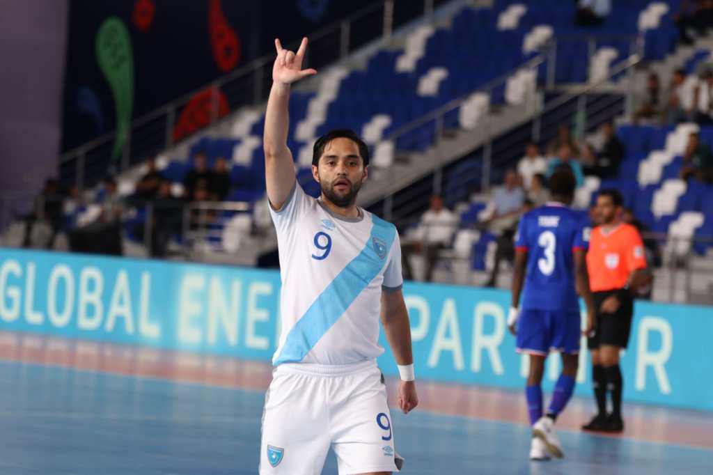 Marvin Sandoval celebra el primer gol de Guatemala.