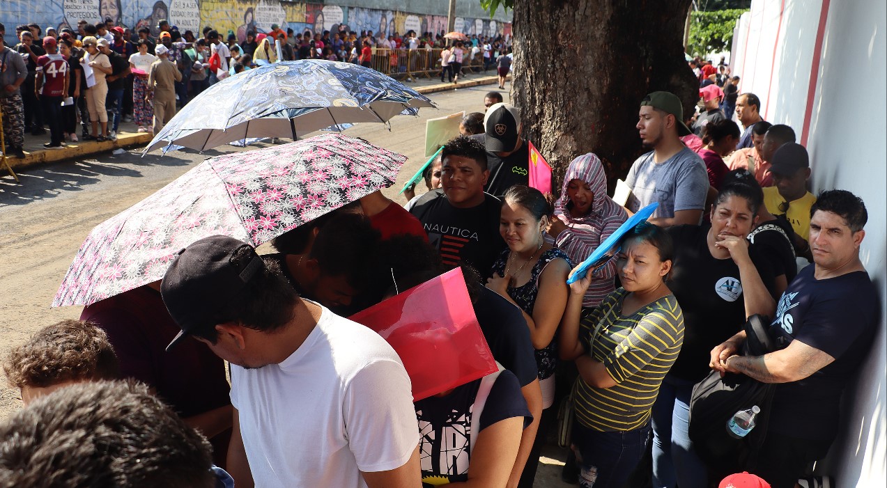 Migrantes hacían fila en las oficinas migratorias ayer, en la ciudad de Tapachula en Chiapas (México). (Foto Prensa Libre: EFE)