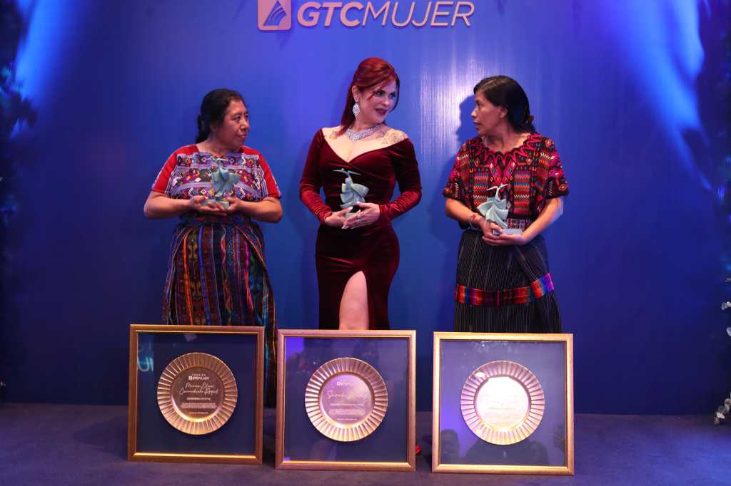 mujeres premiadas por Banco GyT Continental