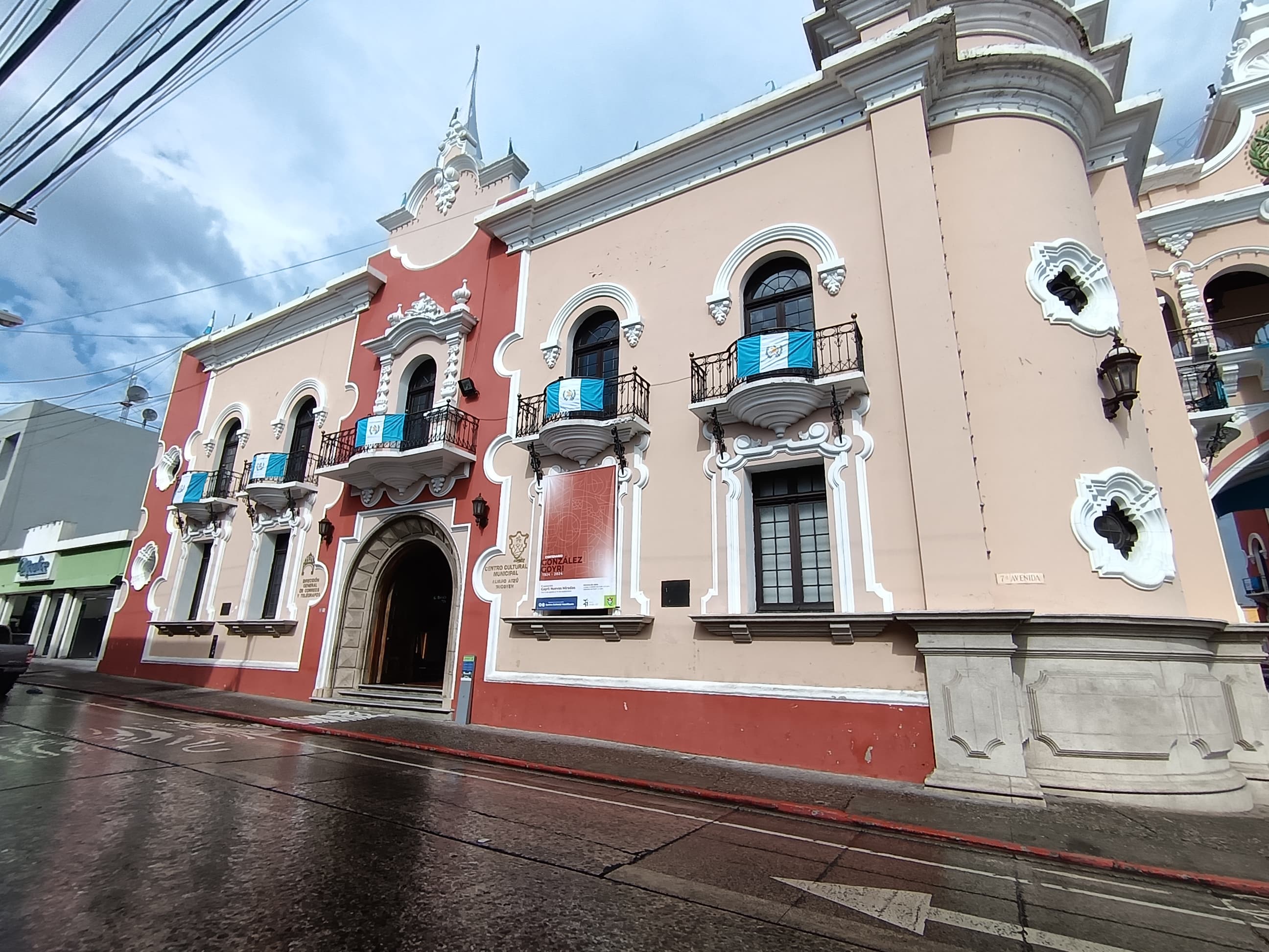 El ministro Félix Alvarado dice que está abierto a un proceso de transición con las Escuelas Municipales en el antiguo edificio de Correos.

Alvarado asegura que el CIV necesita el inmueble.

Se hará en la medida y de la forma que no afecte a los estudiantes, pero la responsabilidad que eso suceda no es del Ministerio de Comunicaciones, dice Alvarado.

Foto: Byron Rivera 
03/09/2024