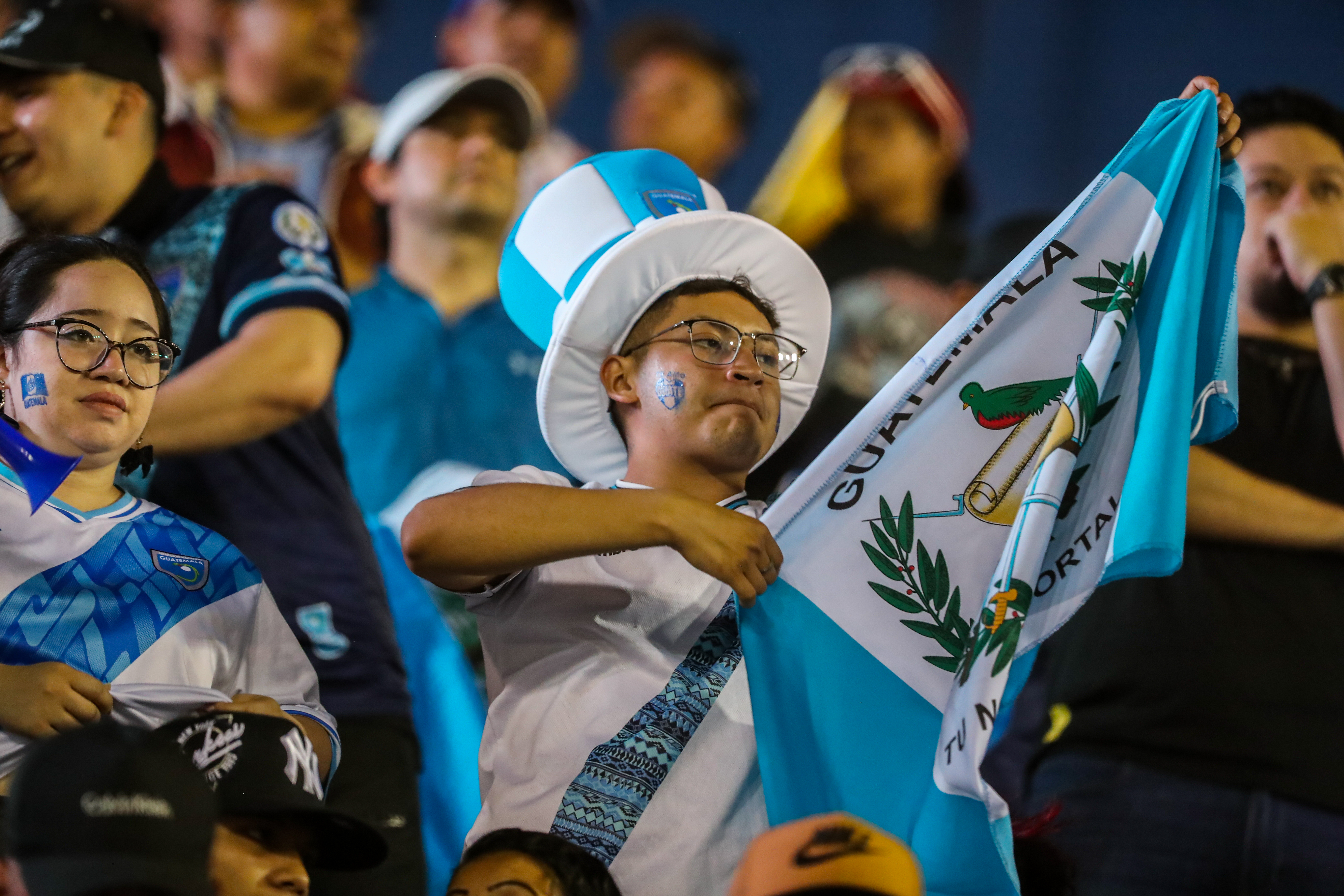 Aficionado de la selección nacional con una bandera de Guatemala. (Foto Prensa Libre: Juan Diego González)