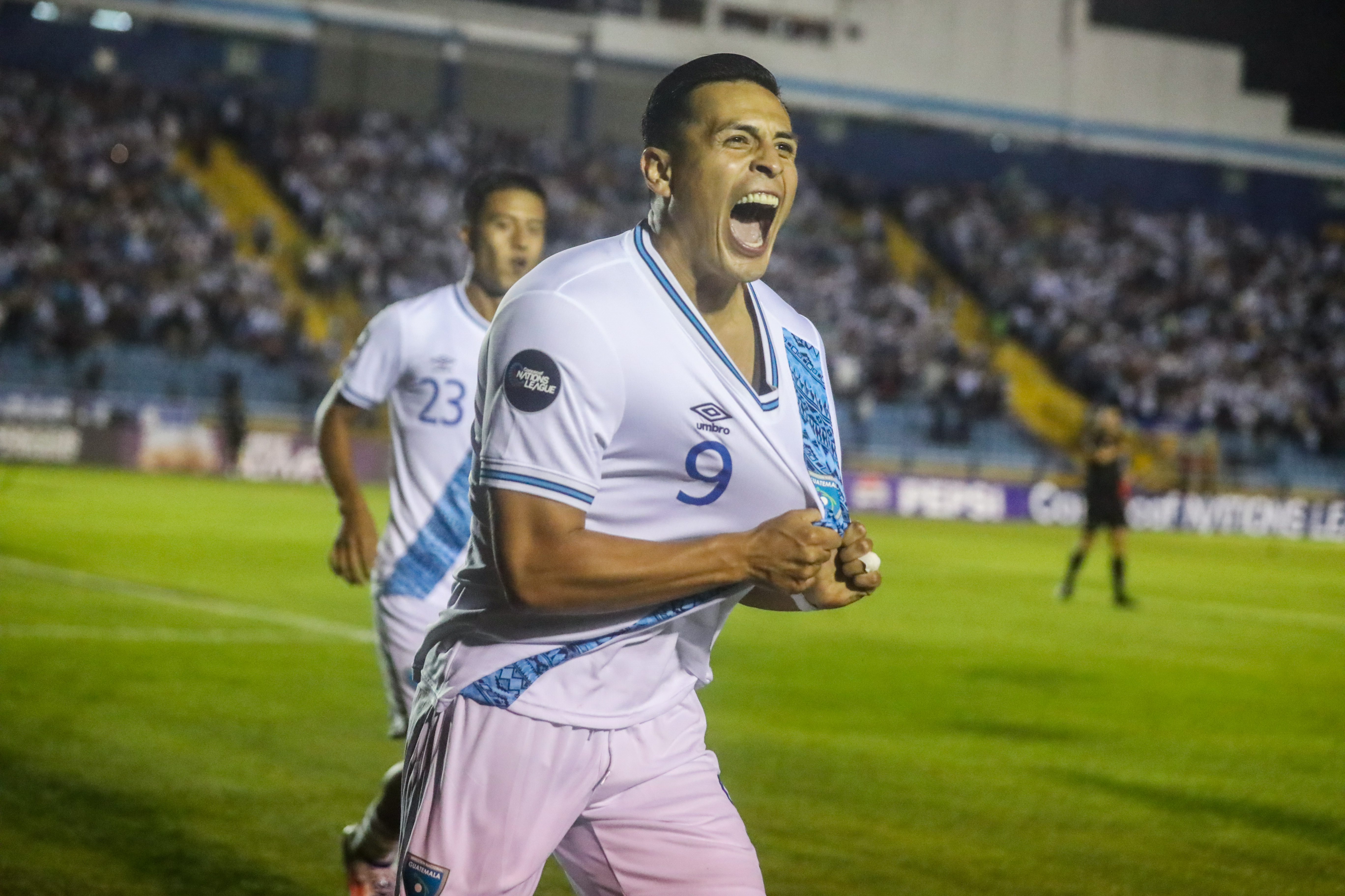 Rubio Rubín, ahora sin equipo, festeja un gol de Guatemala.