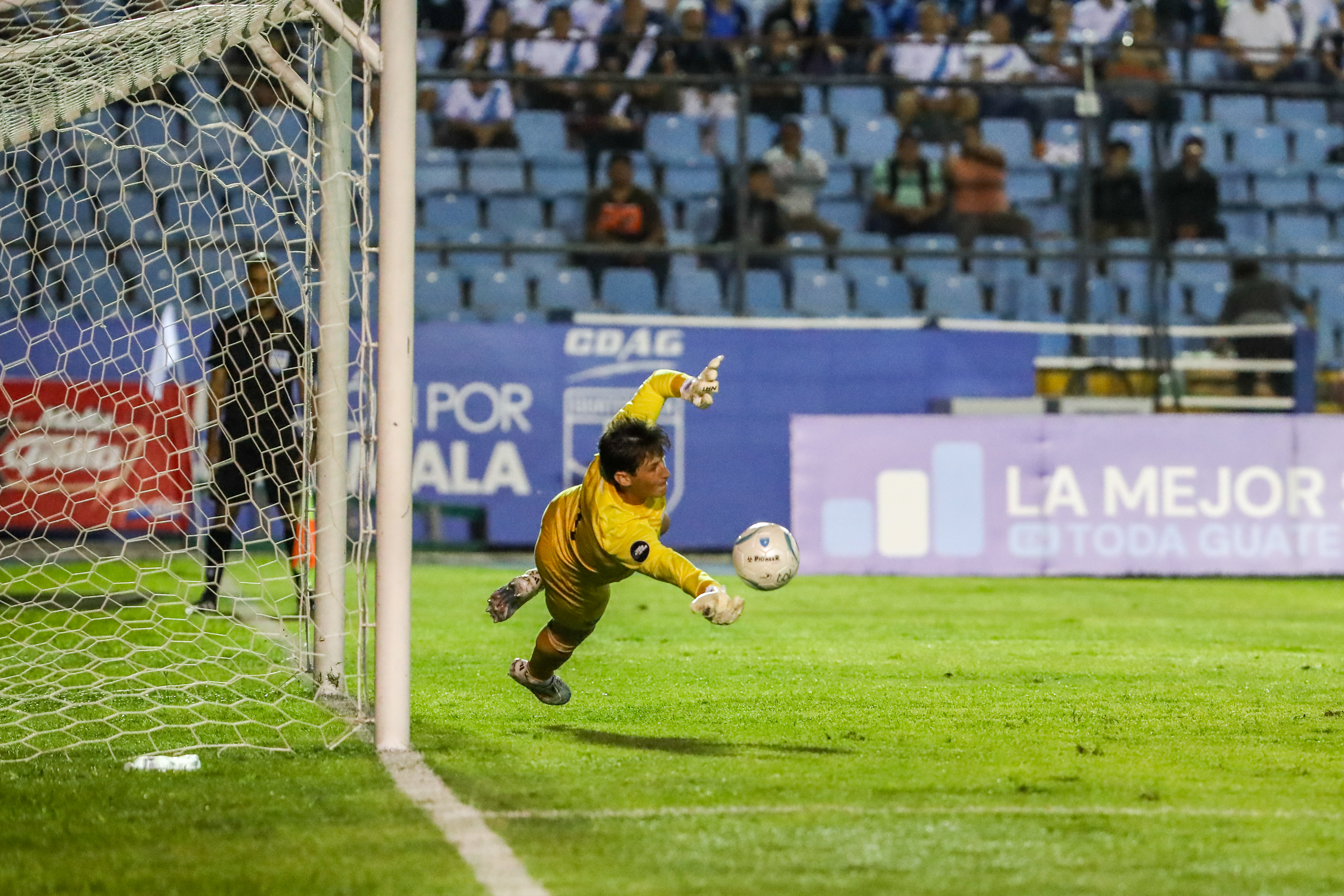 Nicholas Hagen salva un lanzamiento de penal de la selección de Martinica vistiendo la camiseta de Guatemala.