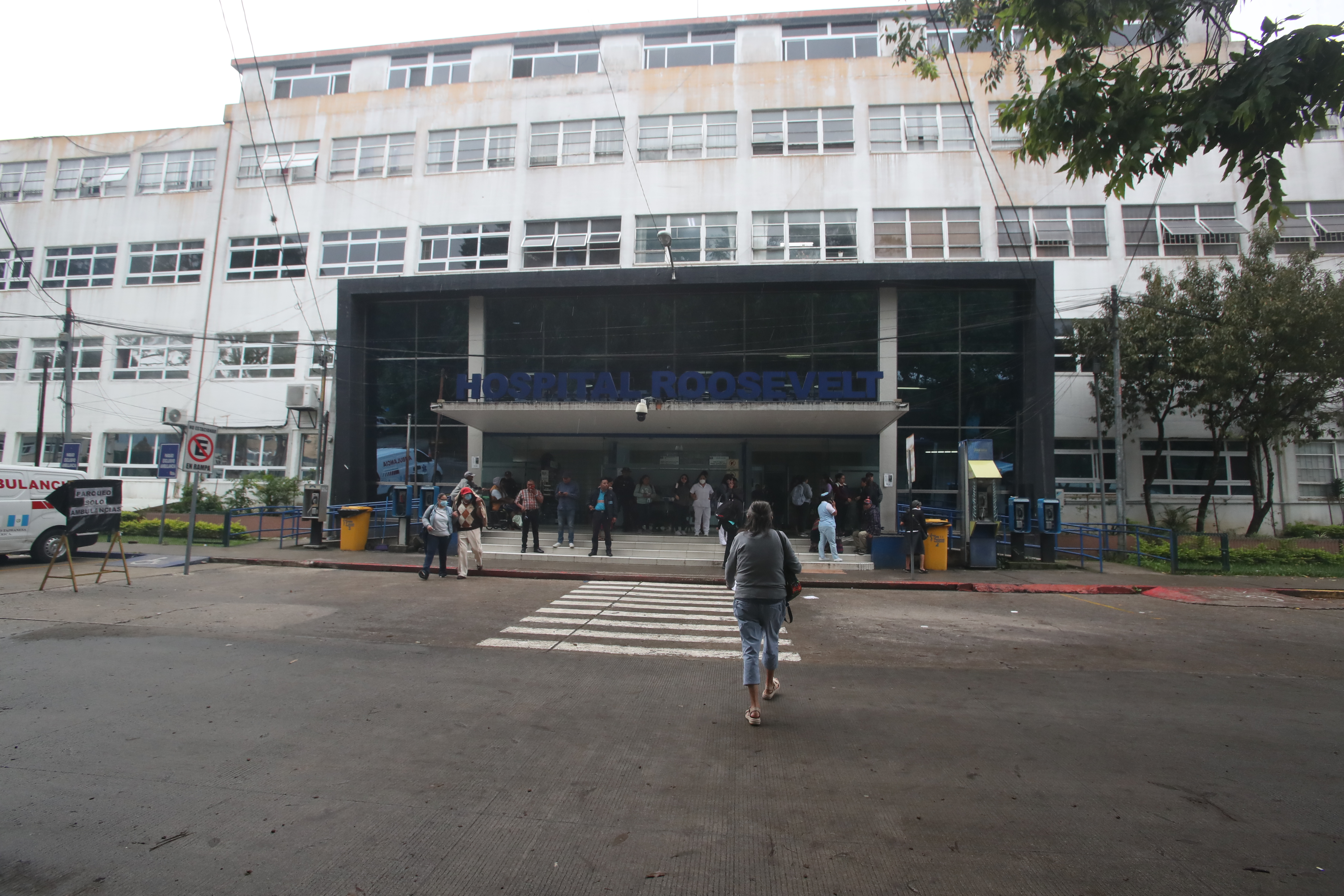 CONSULTA EXTERNA HOSPITAL ROOSEVELT. Tras 27 das de haber suspendida la atencin en la Consulta Externa del Hospital Roosevelt, hoy, 25 de septiembre se reapertur con condiciones especiales de seguridad, como la utilizacin de cmaras de seguridad, agentes de la PNC, detectores de metal manuales y de arco, y perros K-9. En la imagen, ingreso peatonal al hospital Roosevelt.

Juan Diego Gonzlez.  250924