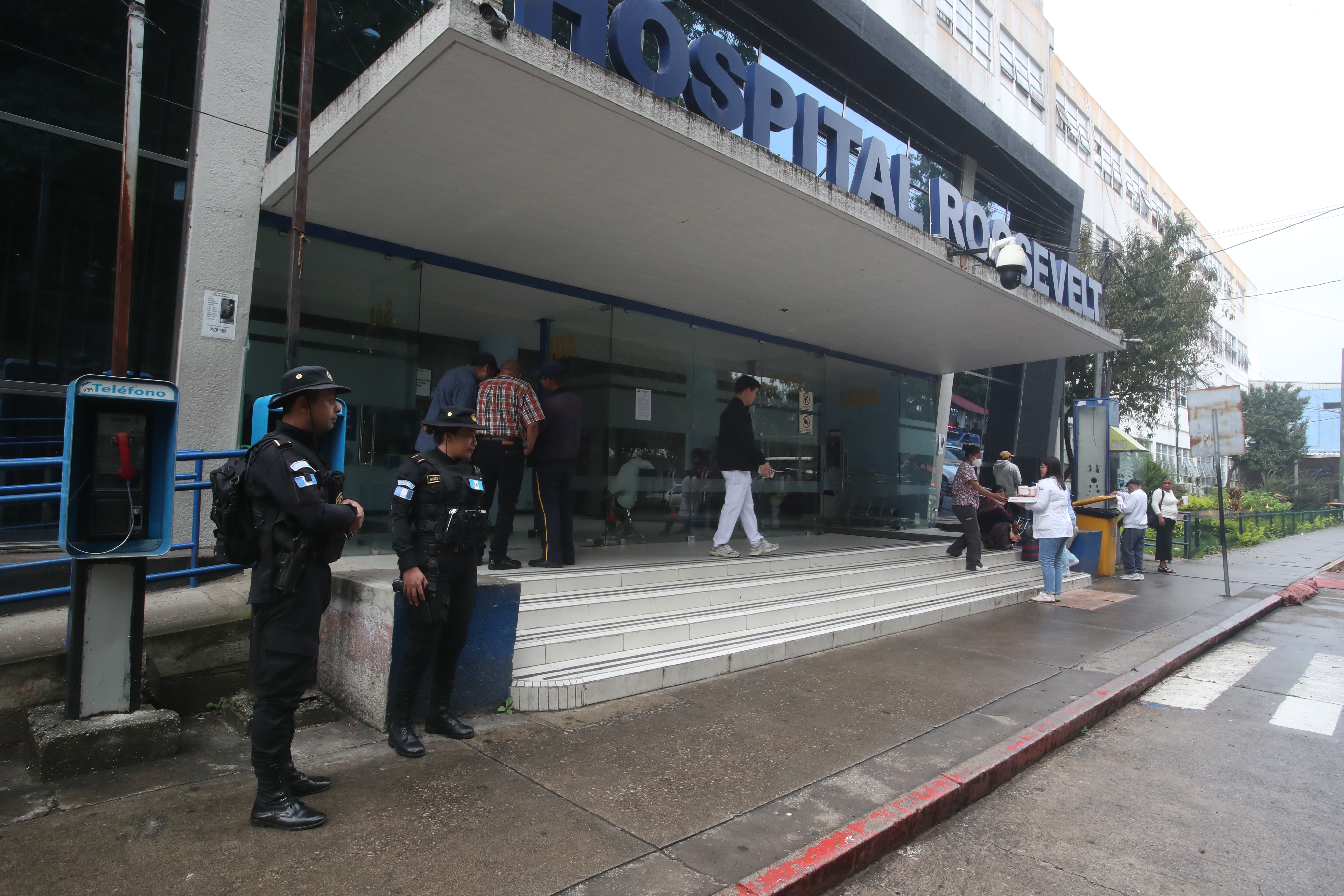 CONSULTA EXTERNA HOSPITAL ROOSEVELT. Tras 27 das de haber suspendida la atencin en la Consulta Externa del Hospital Roosevelt, hoy, 25 de septiembre se reapertur con condiciones especiales de seguridad, como la utilizacin de cmaras de seguridad, agentes de la PNC, detectores de metal manuales y de arco, y perros K-9. En la imagen, ingreso peatonal al hospital Roosevelt.

Juan Diego Gonzlez.  250924