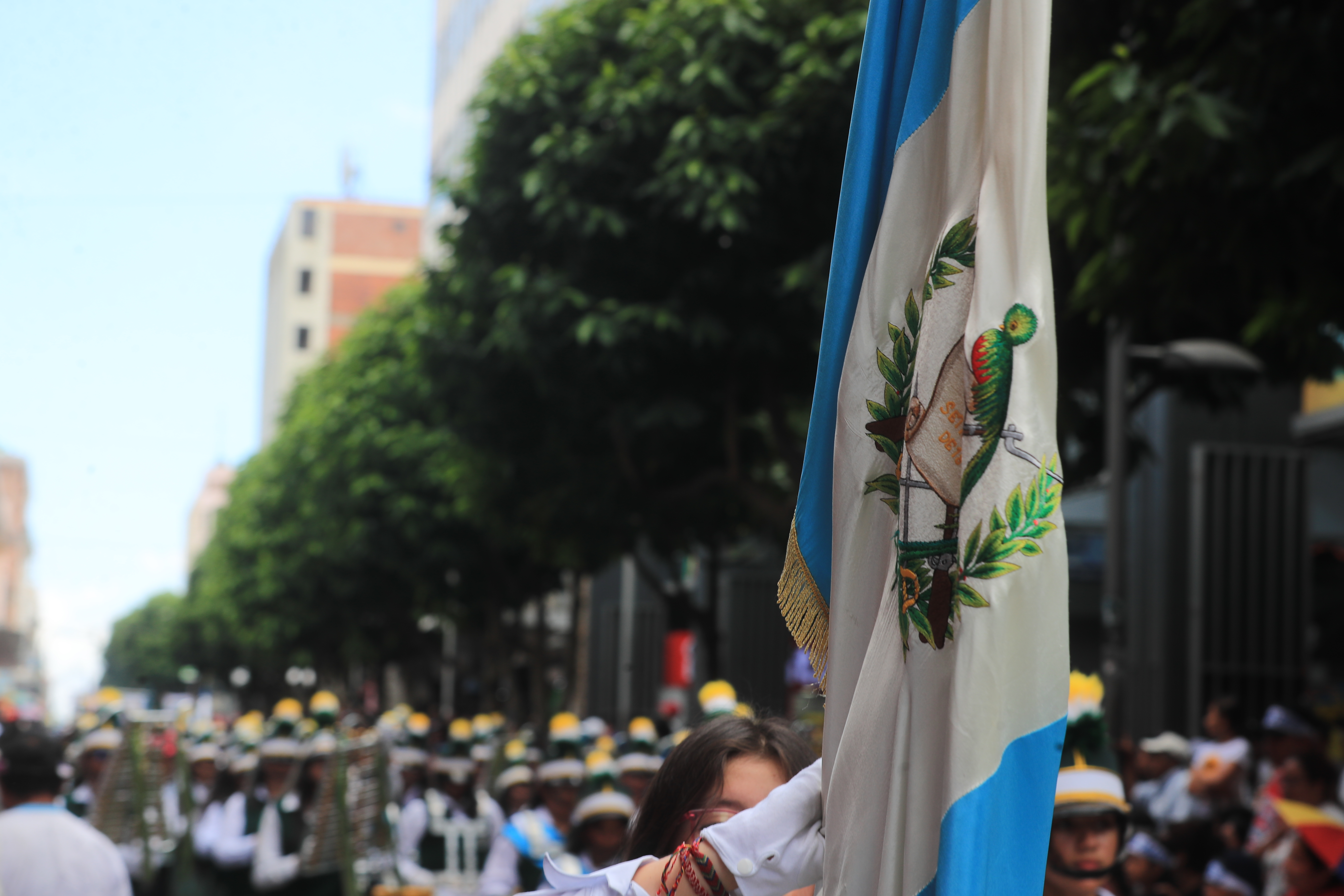 Personas en actos cívicos entonan el Himno Nacional de Guatemala'