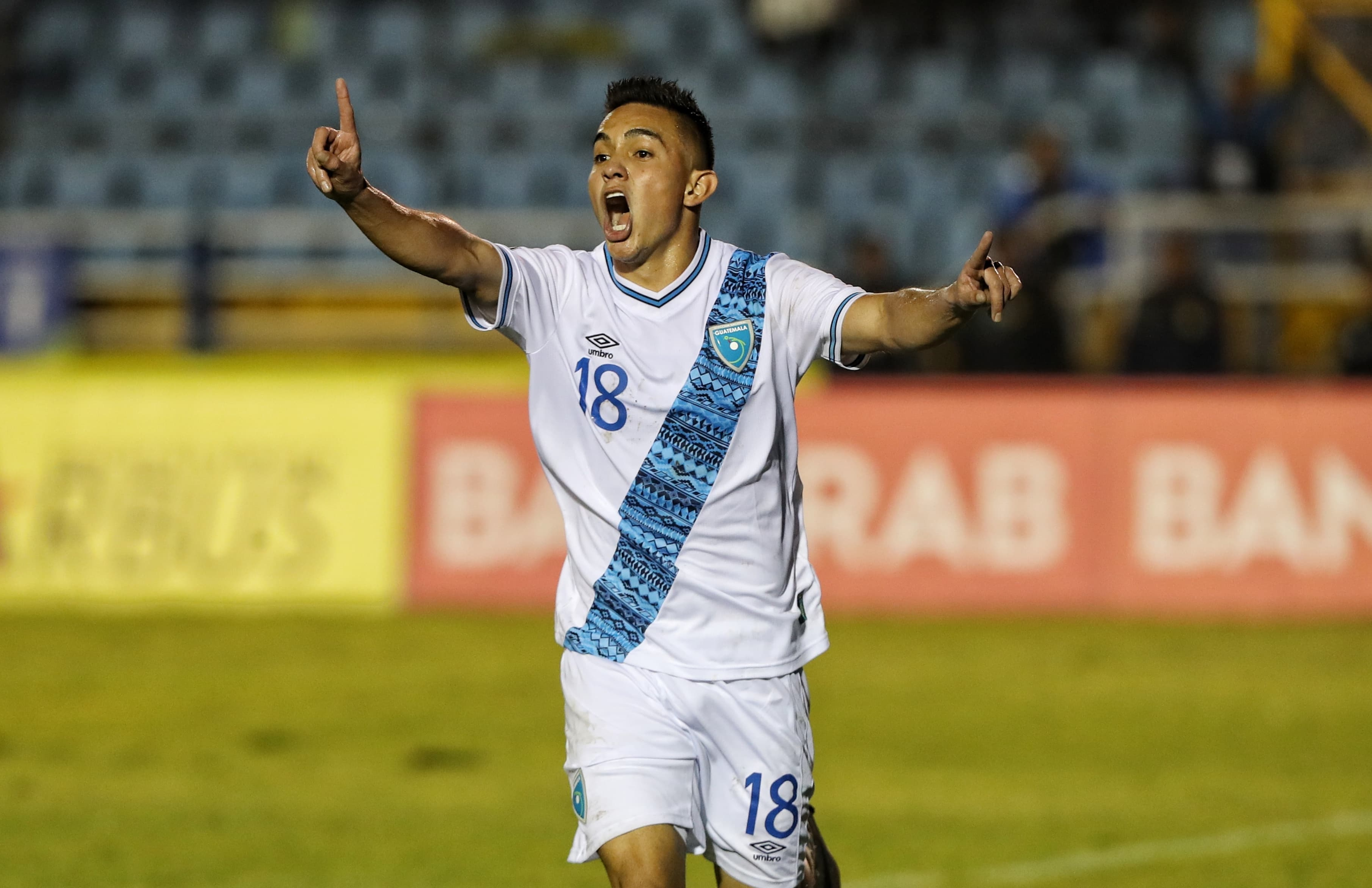 El delantero Óscar Santis en la acción en donde le invalidaron un gol.