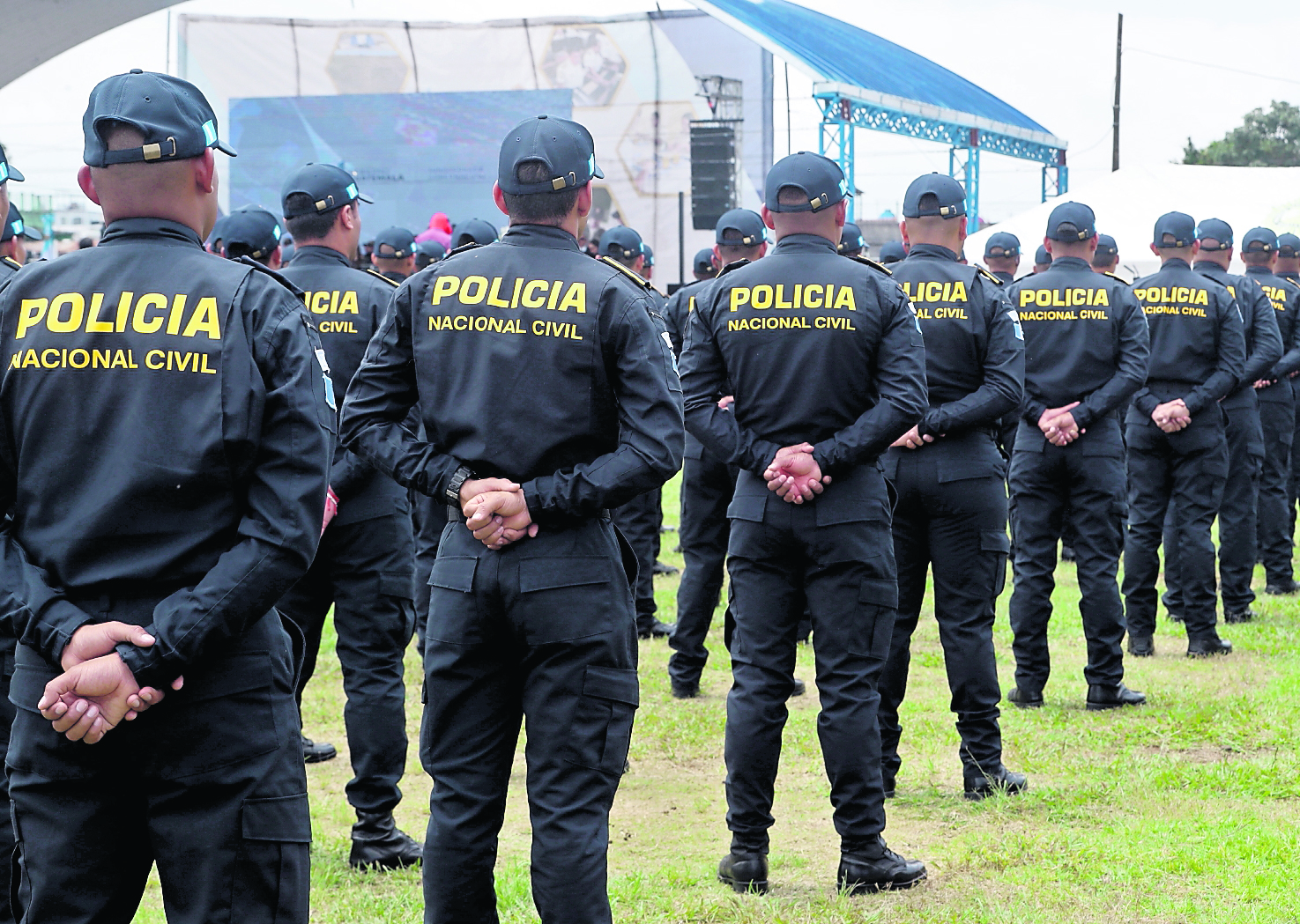 El ministerio de Gobernación adquirió  80 mil uniformes para al menos 35 mil agentes de la PNC, ahora el negro solo estará habilitado para algunas unidades de fuerza especial así como antinarcótica. 
Mientras que el resto deberán usar un azul obscuro con nueva metodología, dentro de ello código QR que permite leer los datos del agente, como nombre, número de placa, tipo de sangre, rango y sexo además si está o no activo. 


El costo de inversión es de Q80 millones  y se les dará dos a cada agente, en total unos 35 mil agentes tendrán el uniforme de los 43 mil que componen la PNC.

Fotografía Prensa Libre: María José Bonilla
Fecha: 06/06/2023