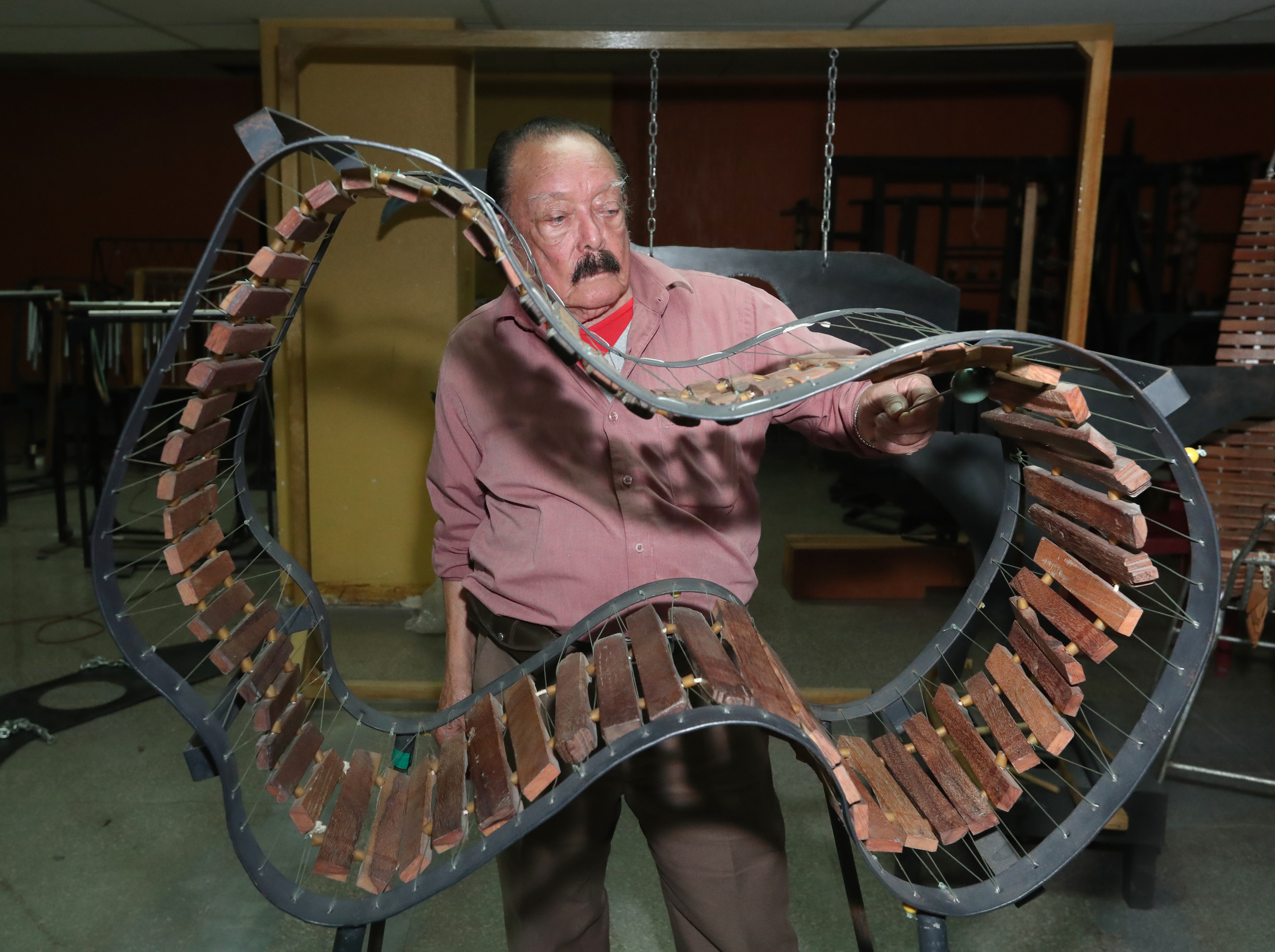 El compositor, músico y maestro guatemalteco Joaquín Orellana con los útiles sonoros, los cuales son instrumentos musicales inéditos que producen sonidos o ruido. En imagen, el maestro Joaquín Orellana con los útiles sonoros.

Fotografía: María Reneé Barrientos Gaytan