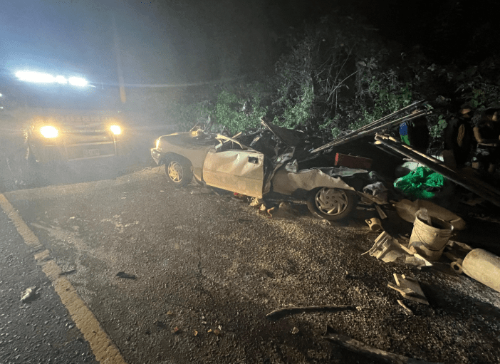 Vehículos destrozados por accidente en el km 90  de la RN-14. (Foto Prensa Libre: Bomberos Voluntarios)