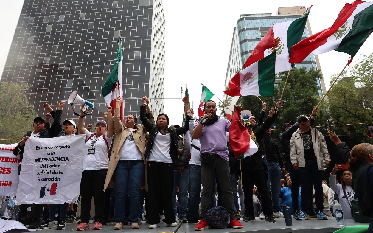 Trabajadores del poder judicial de la federación protestan este miércoles, en los alrededores del Senado de la República, en Ciudad de México. (Foto Prensa Libre: EFE)