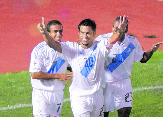 Carlos Ruiz durante un partido contra la Selección de Costa Rica.