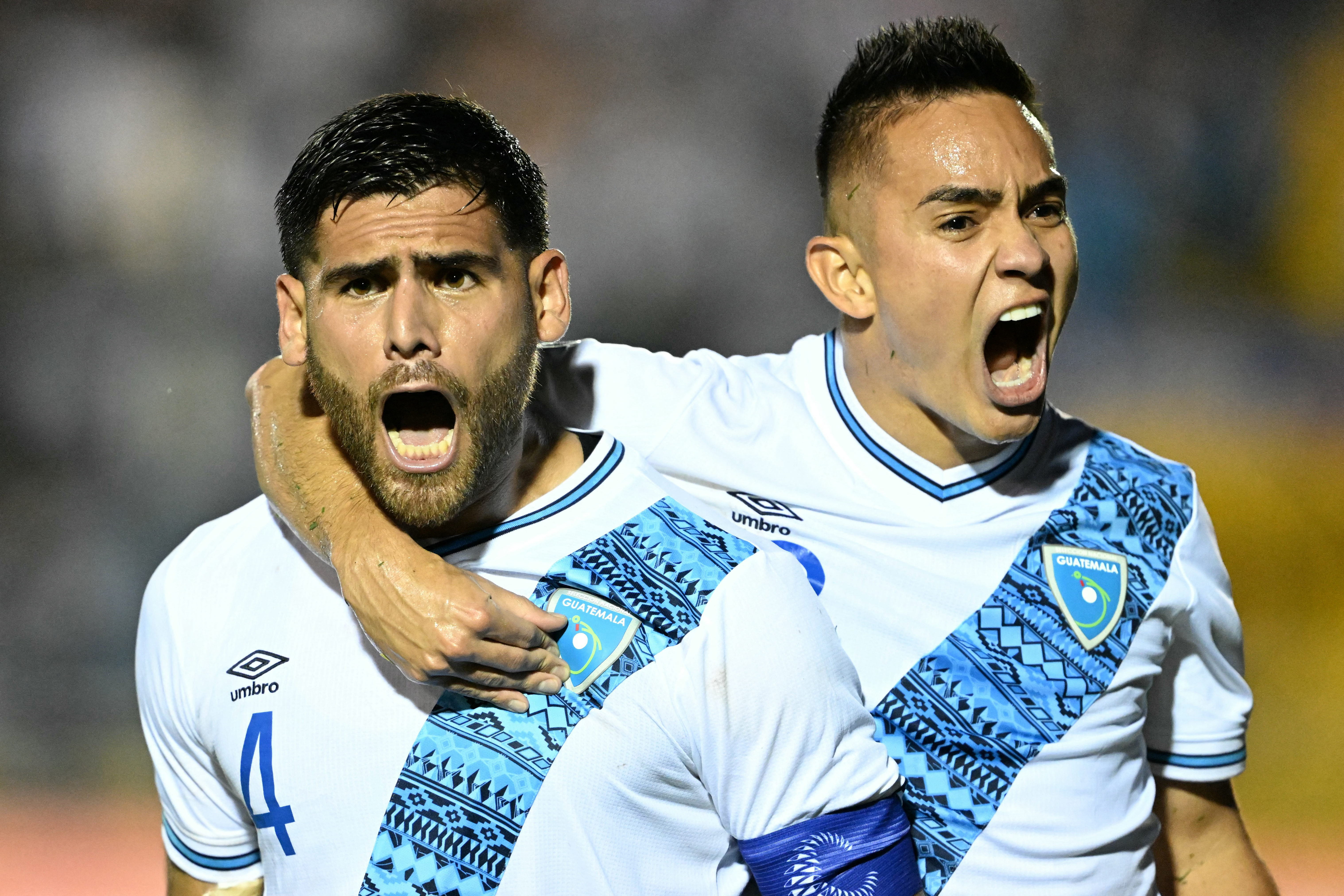 José Carlos Pinto y Óscar Santis durante un partido de la liga de naciones de la Concacaf.