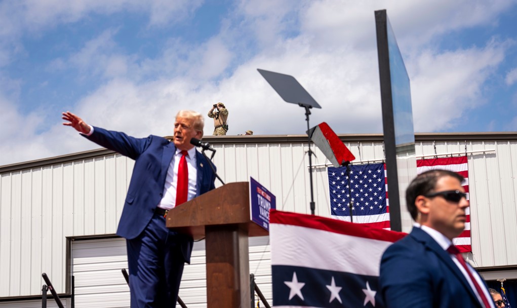 El expresidente Donald Trump, candidato republicano a la presidencia, da un discurso detrás de un cristal blindado en un mitin de campaña en Asheboro, Carolina del Norte, el 21 de agosto de 2024. (Foto Prensa Libre: Doug Mills/The New York Times)