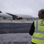 Autoridades migratorias de Guatemala reciben a los nicaragüenses liberados por el gobierno de Daniel Ortega. (Foto Prensa Libre: Gobierno de Guatemala)