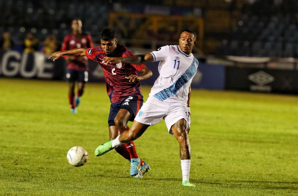 Nathaniel Méndez-Laing disputa un balón. 