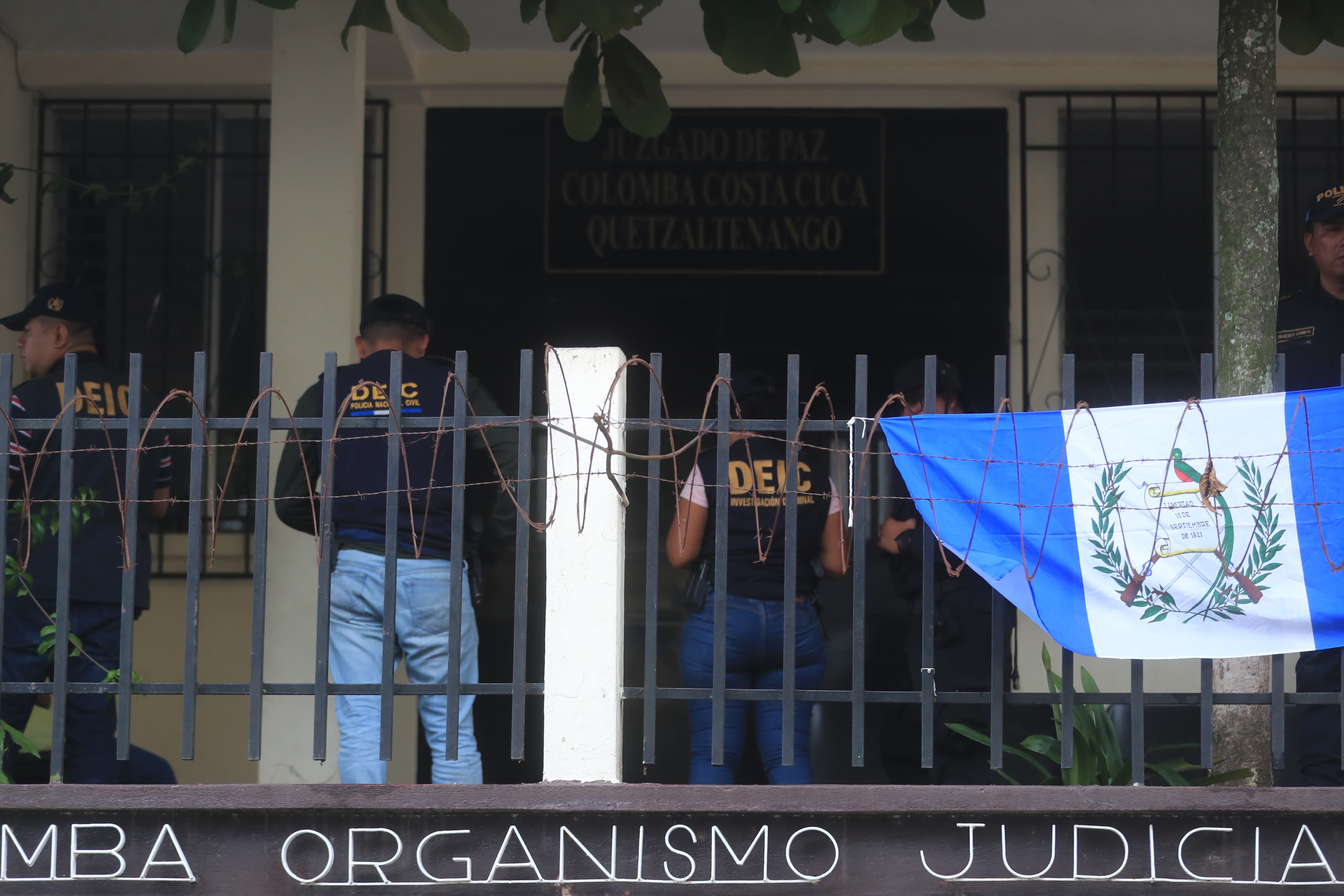 Menor es trasladado al Juzgado para menores en conflicto de la ley Penal, en Colomba Costa Cuca, Quetzaltenango (foto:  Hemeroteca PL)