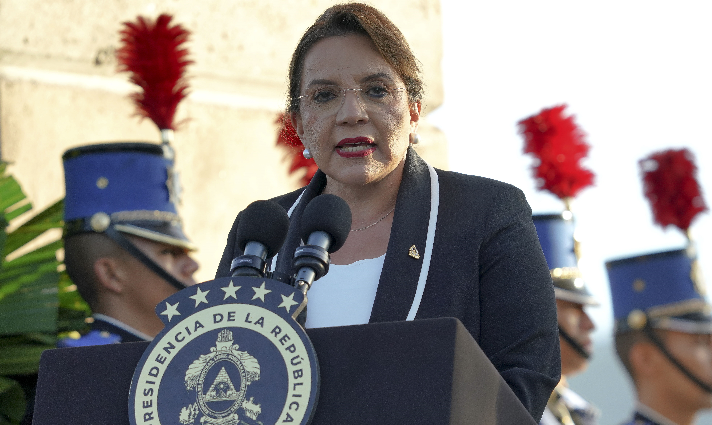 La presidenta de Honduras anuncia en una actividad pública quién es  la nueva  ministra de Defensa. (Foto Prensa Libre: EFE)