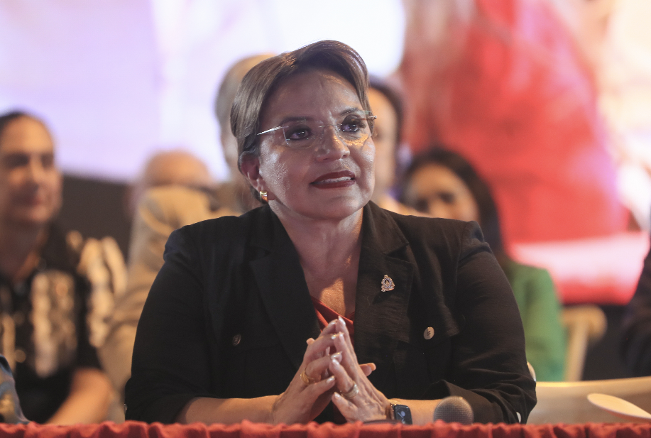 Fotografía de archivo del 28 de junio de 2024 de la presidenta de Honduras, Xiomara Castro, durante un acto por el aniversario 15 del golpe de Estado en Honduras. (Foto Prensa Libre: EFE/ Gustavo Amador)