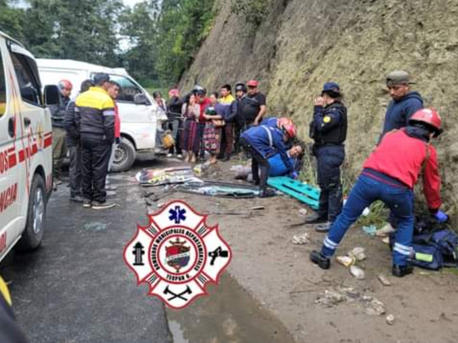 Bomberos Municipales y Voluntarios atienden a las víctimas del accidente de tránsito en km 107 de la ruta Interamericana, Chupol, Chichicastenango, Quiché. (Foto Prensa Libre: Bomberos Municipales Departamentales)