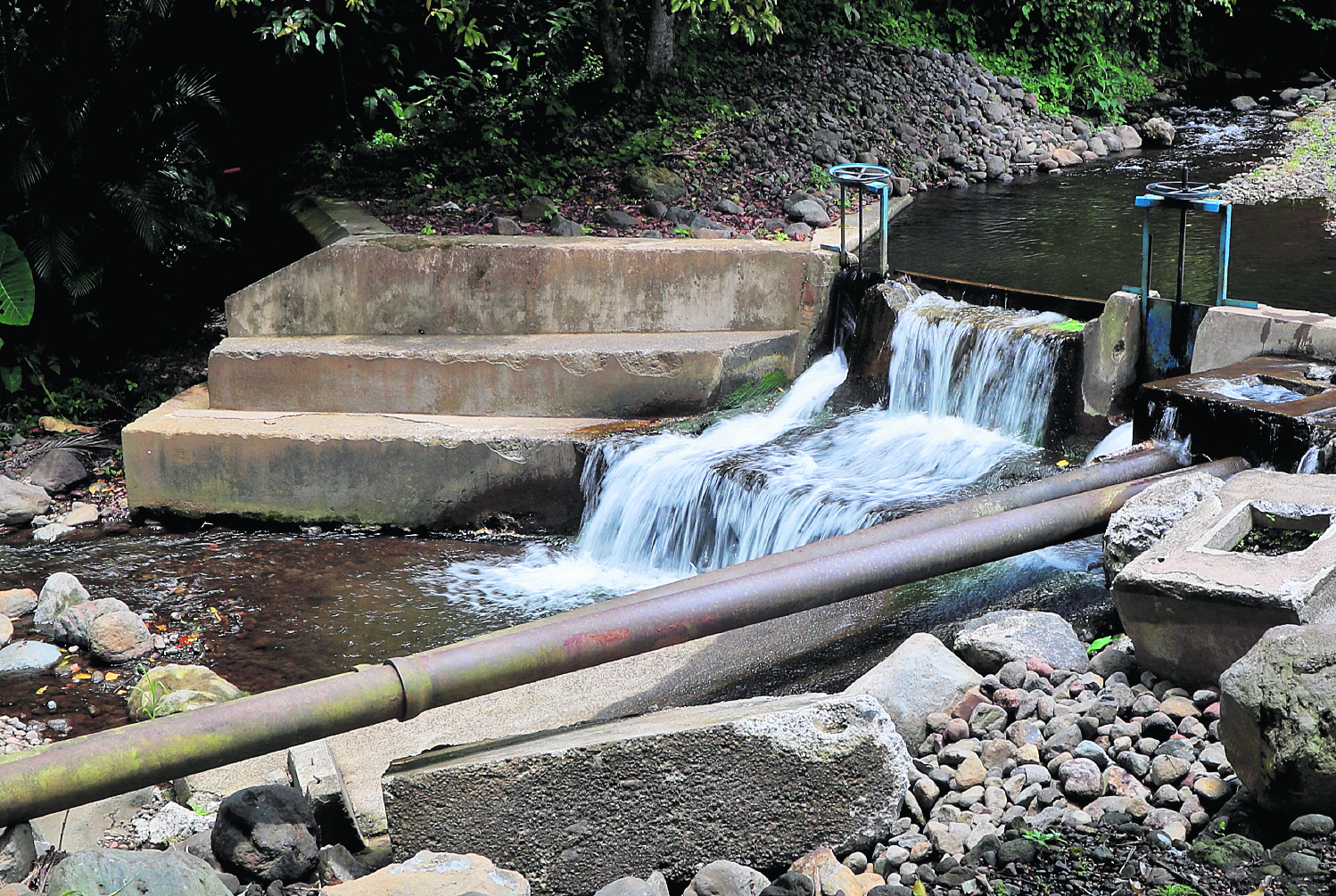 Abraham Rivera, alcalde de Escuintla, brindó detalle sobre el caso que la comuna tiene que pagarle a la empresa BIENCO S.A. 40 millones de quetzales por deuda adquirida por un proyecto de agua potable.

El proyecto se adjudicó durante el mandato del ex alcalde Pedro René Escobar. La sentencia del caso fue dictada por el Juzgado Cuarto de Primera Instancia del Ramo Civil de Guatemala.

La actual alcaldía, busca que el caso de la deuda quede sin efecto bajo el argumento que la obra no se finalizó.

En imagen, tubería utilizada para abastecer de agua potable.