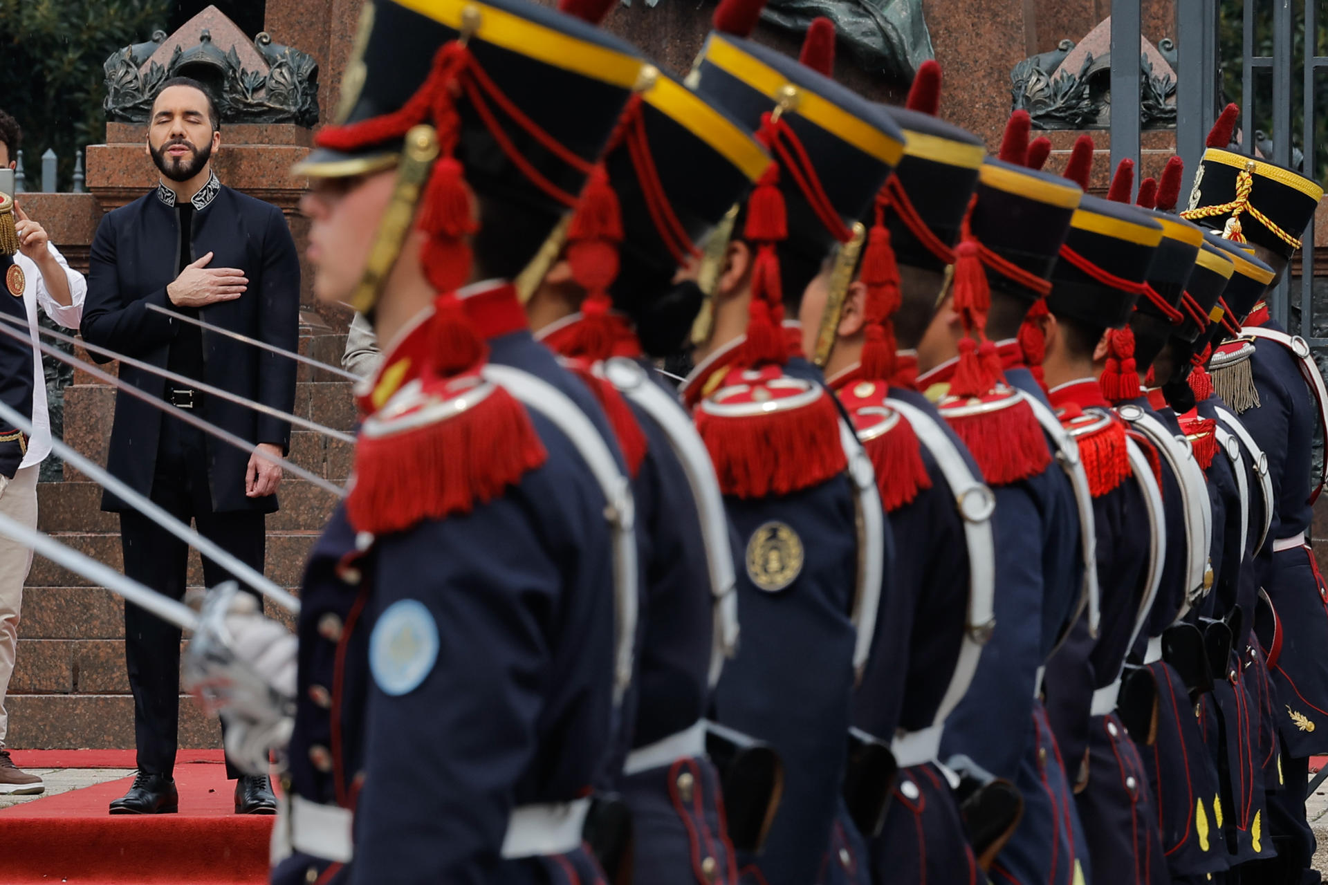 Bukele inicia su visita oficial en Argentina con una ofrenda floral al General San Martín