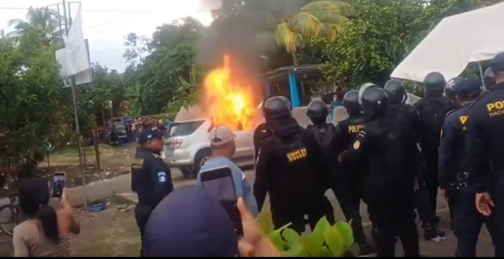 Pobladores de de la aldea San Rafael Tierras del Pueblo piden la renuncia del concejal Odilio Velásquez por supuestamente intervenir en la elección del Codede. (Foto Prensa Libre: captura de pantalla). 