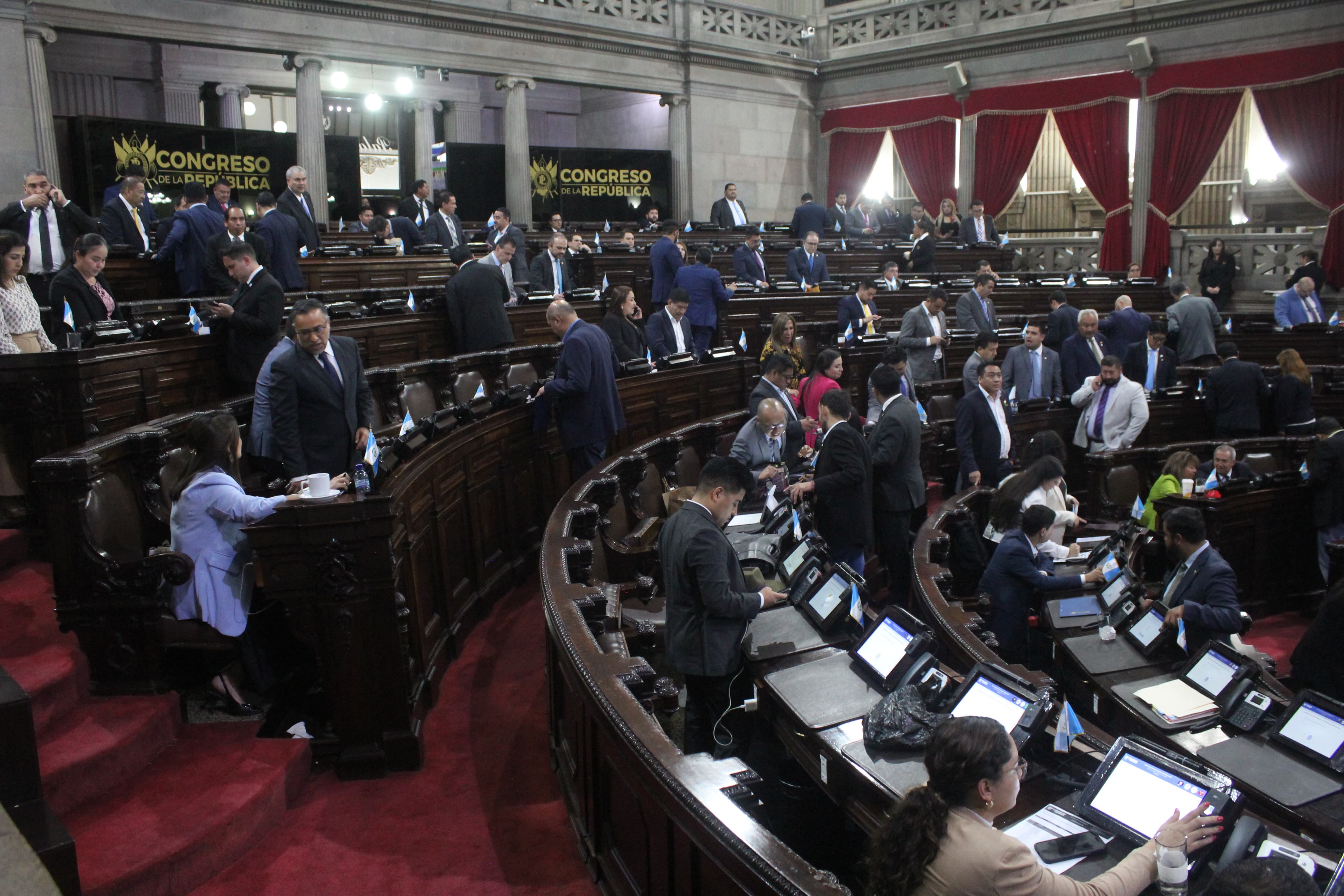 foto del congreso de la república de Guatemala y congresistas efectuando sus laborales