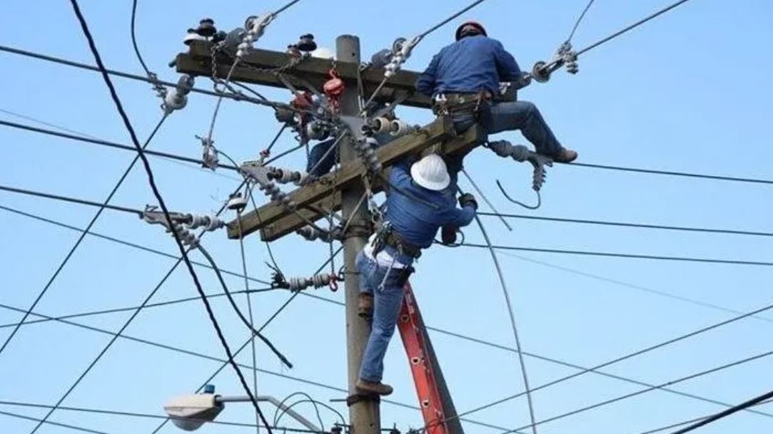 energía eléctrica personas trabajando en conexión de cables y postes