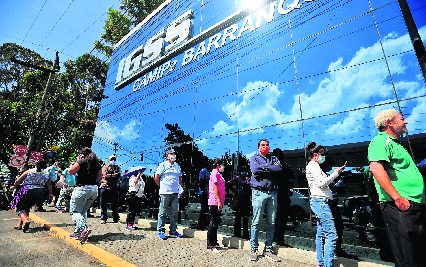 personas haciendo fila para ser atendidos en el IGSS