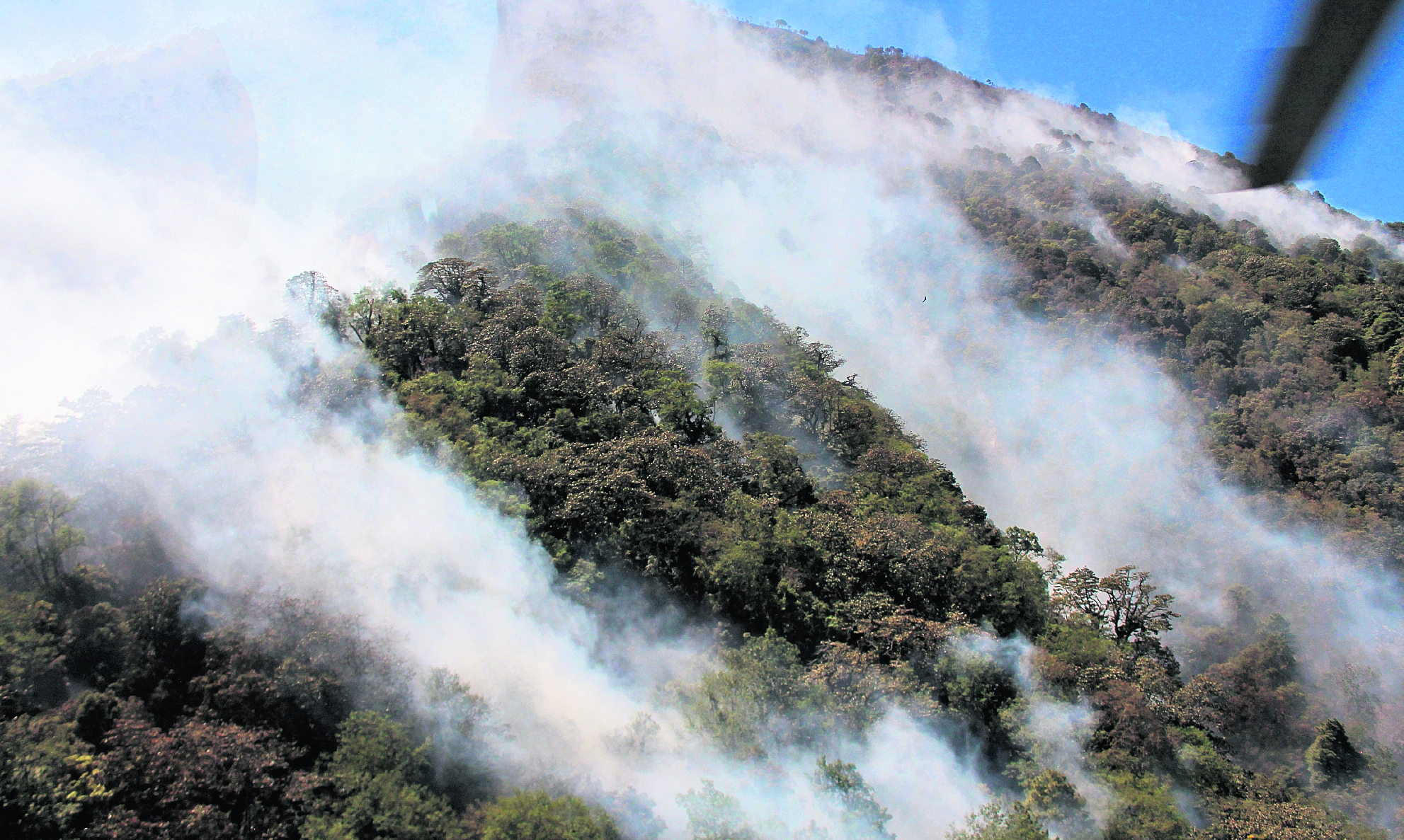 INCENDIO VOLCÁN DE AGUA

Junto a un recorrido en un helicóptero de Aeroclub Guatemala, se da seguimiento al incendio forestal en el Volcán de Agua por cuarto día consecutivo.

Sectores oficiales y la iniciaiva privada se organizan para apoyar a las tareas de los socorristas y poder mitigar el incendio en el volcán.

Aeroclub Guatemala puso a disposición un puente aéreo para combatir las llamas desde el aire, colocando avionetas con capacidad de transportar agua.