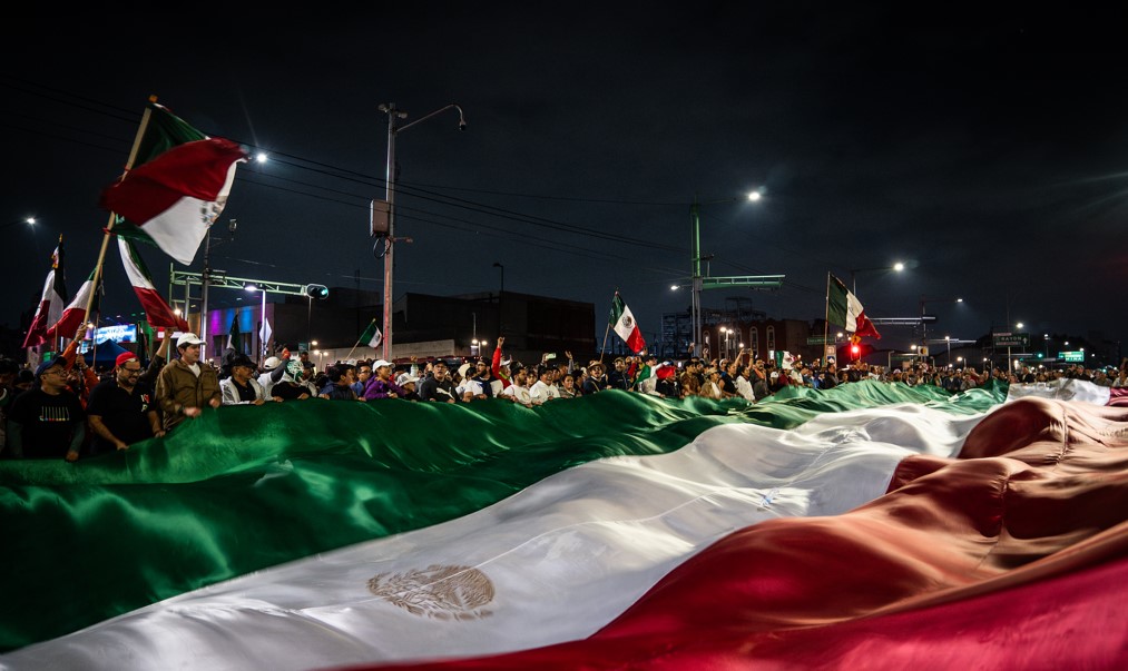 Una manifestación contra el proyecto de modificación judicial frente al edificio del Senado en Ciudad de México, el martes por la noche. (Foto Prensa Libre: Marian Carrasquero/The New York Times)