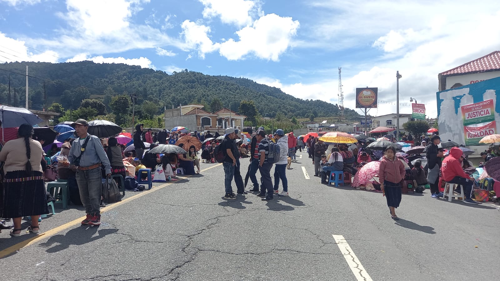 Pobladores de Nahualá, Sololá, bloquearon el paso en el km 157 de la ruta Interamericana, para exigir seguridad al Ministerio de Gobernación. (Foto Prensa Libre: Lucero Sapalú)