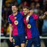 El delantero del FC Barcelona Robert Lewandowski celebra con Íñigo Martínez su segundo gol.