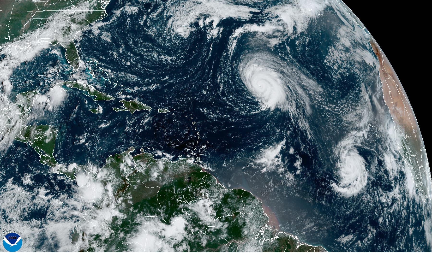 El huracán de categoría 4 Kirk y tormenta Leslie avanzan en aguas abiertas del Atlántico